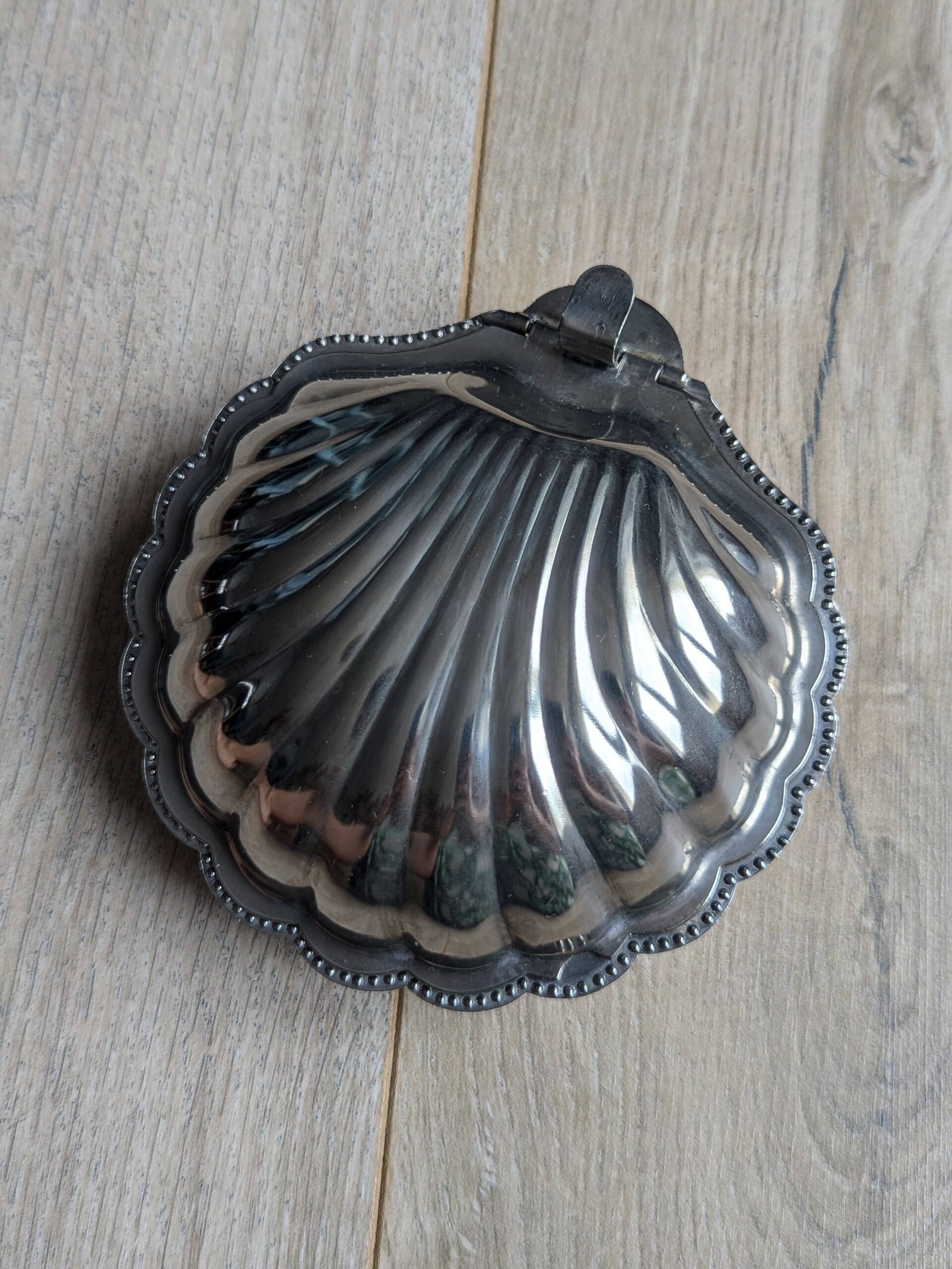 Shell ashtray - scallop shell