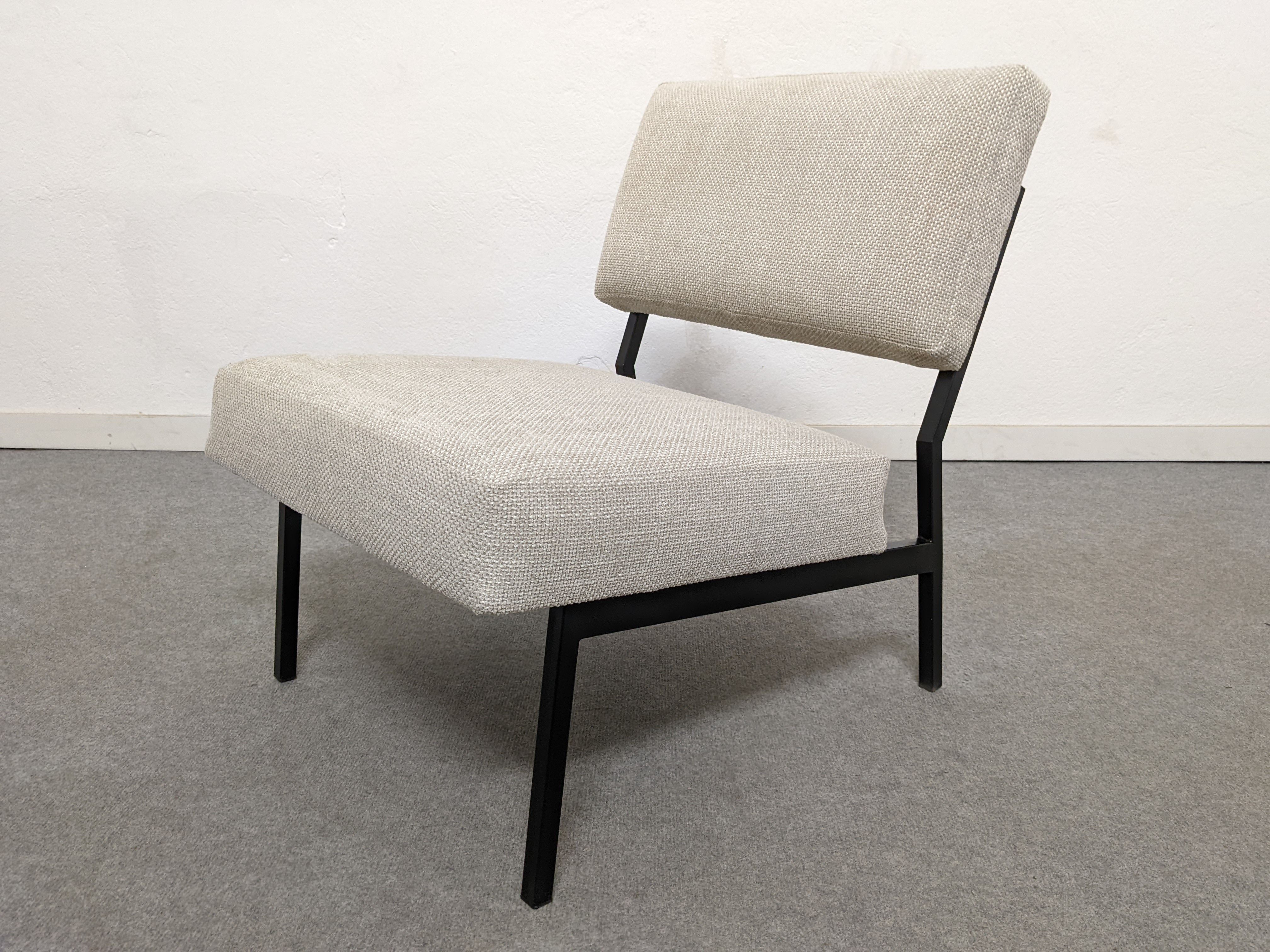 Series of 3 modernist drivers of the 50s /60s and their ottomans