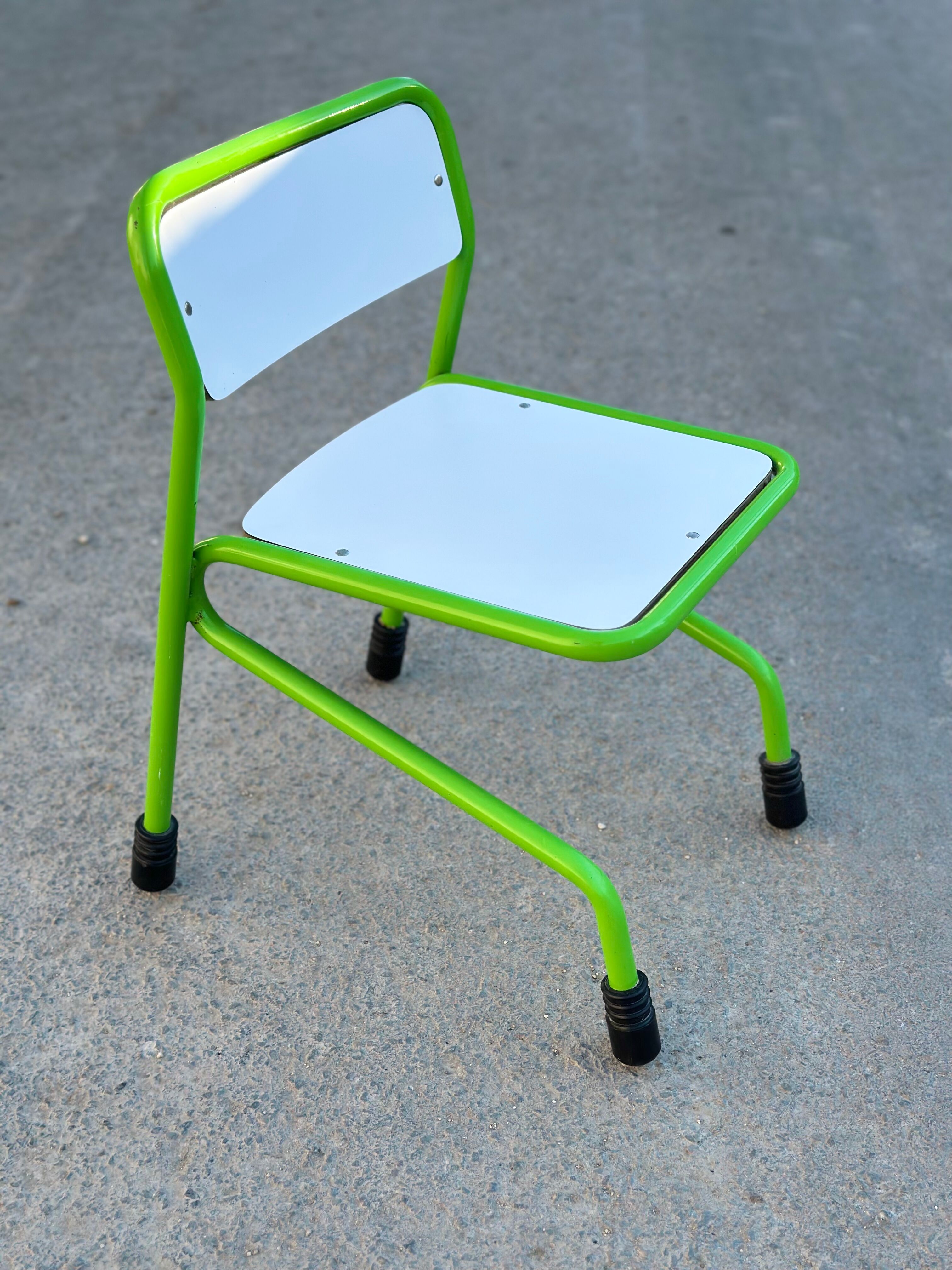 Green tubular children's chair 60 years;