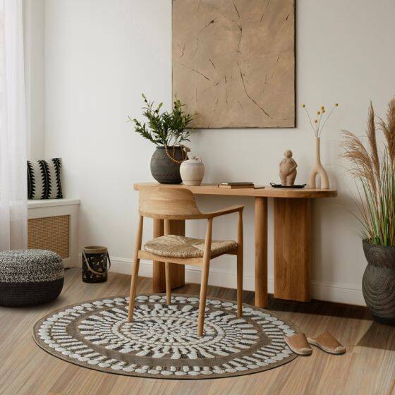 Round jute rug with white relief patterns, 70 cm