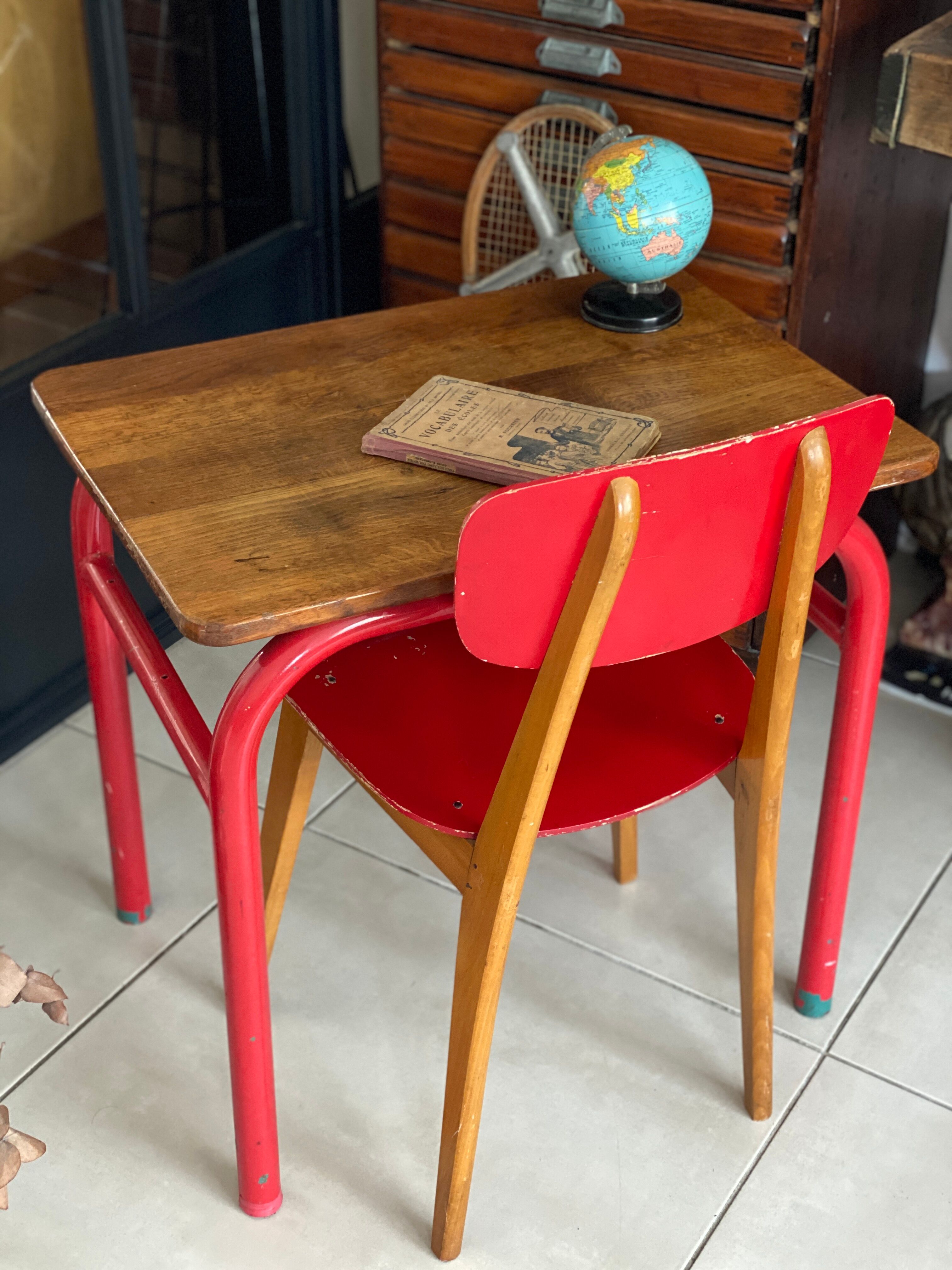 Ensemble bureau et chaise d’écolier