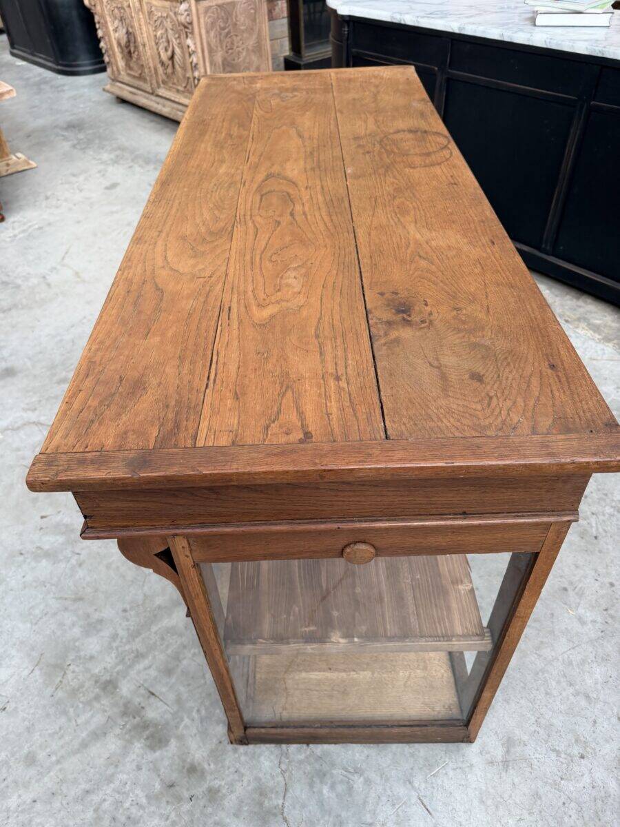Glass-fronted oak counter from the 19th century.