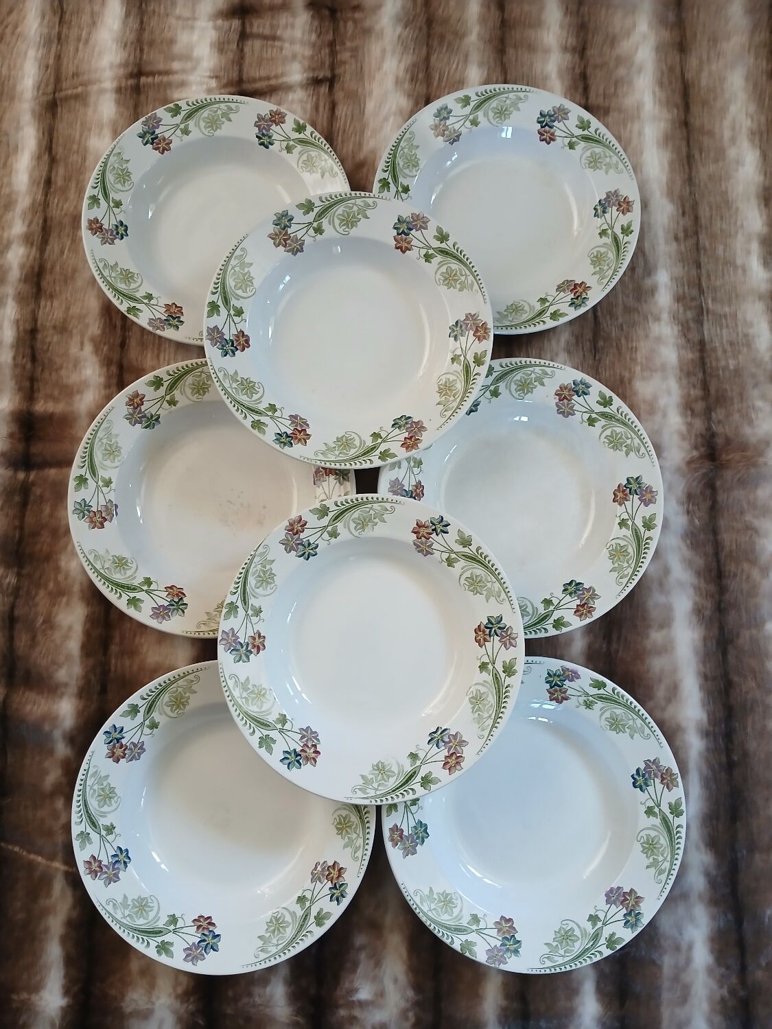 23 assiettes + plat anciens U&C Sarreguemines
