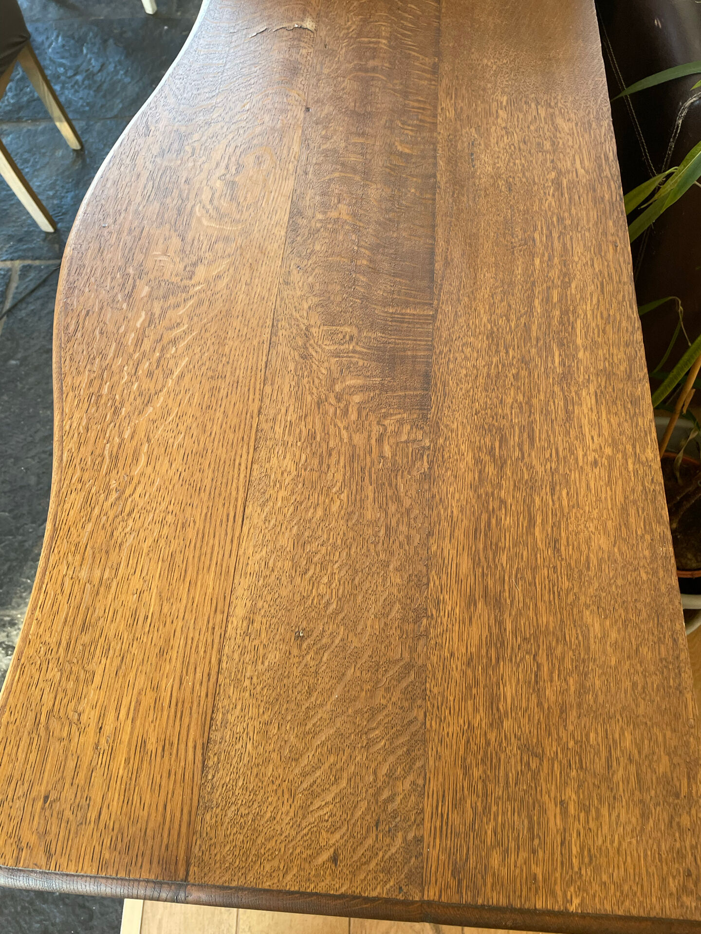 Curved chest of drawers
