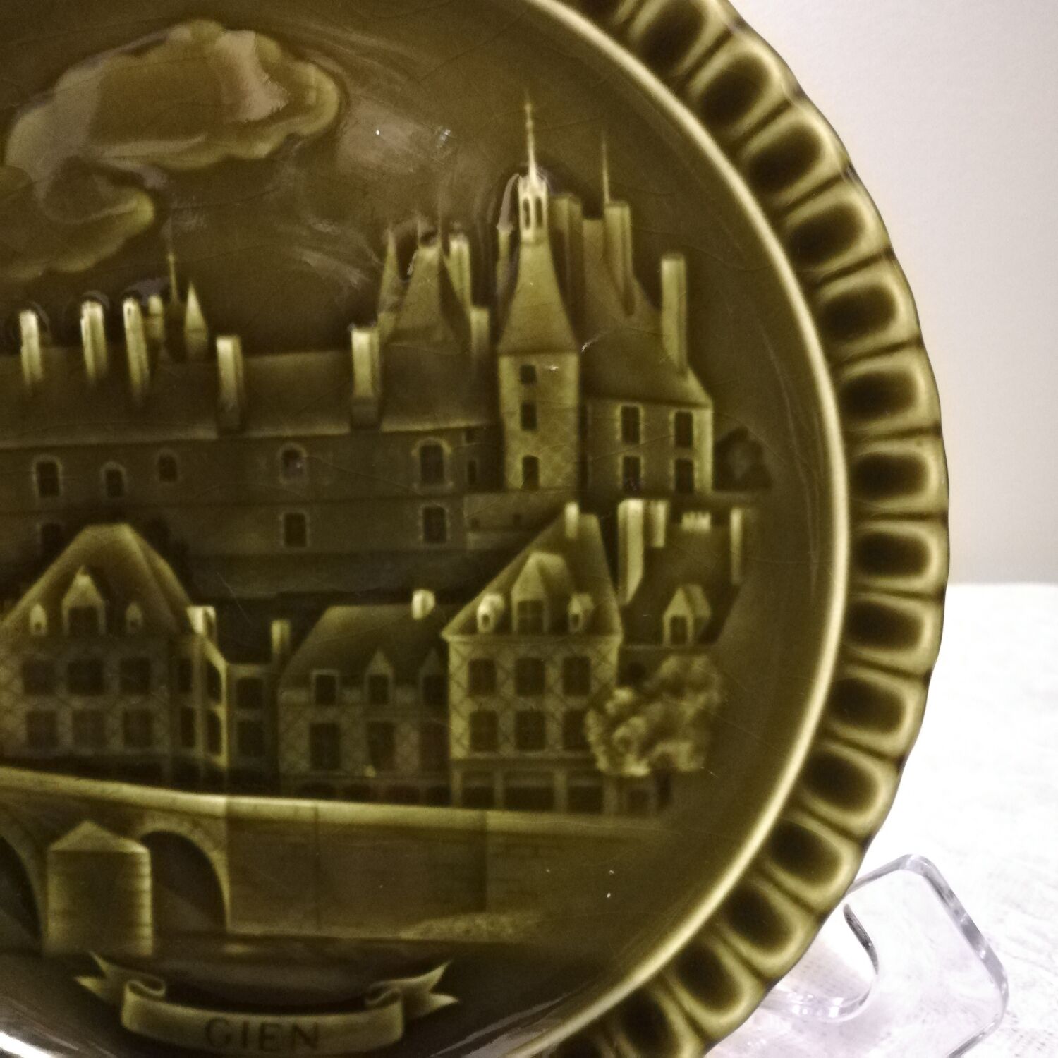 Plate in slip Gien decoration " castle of Gien "