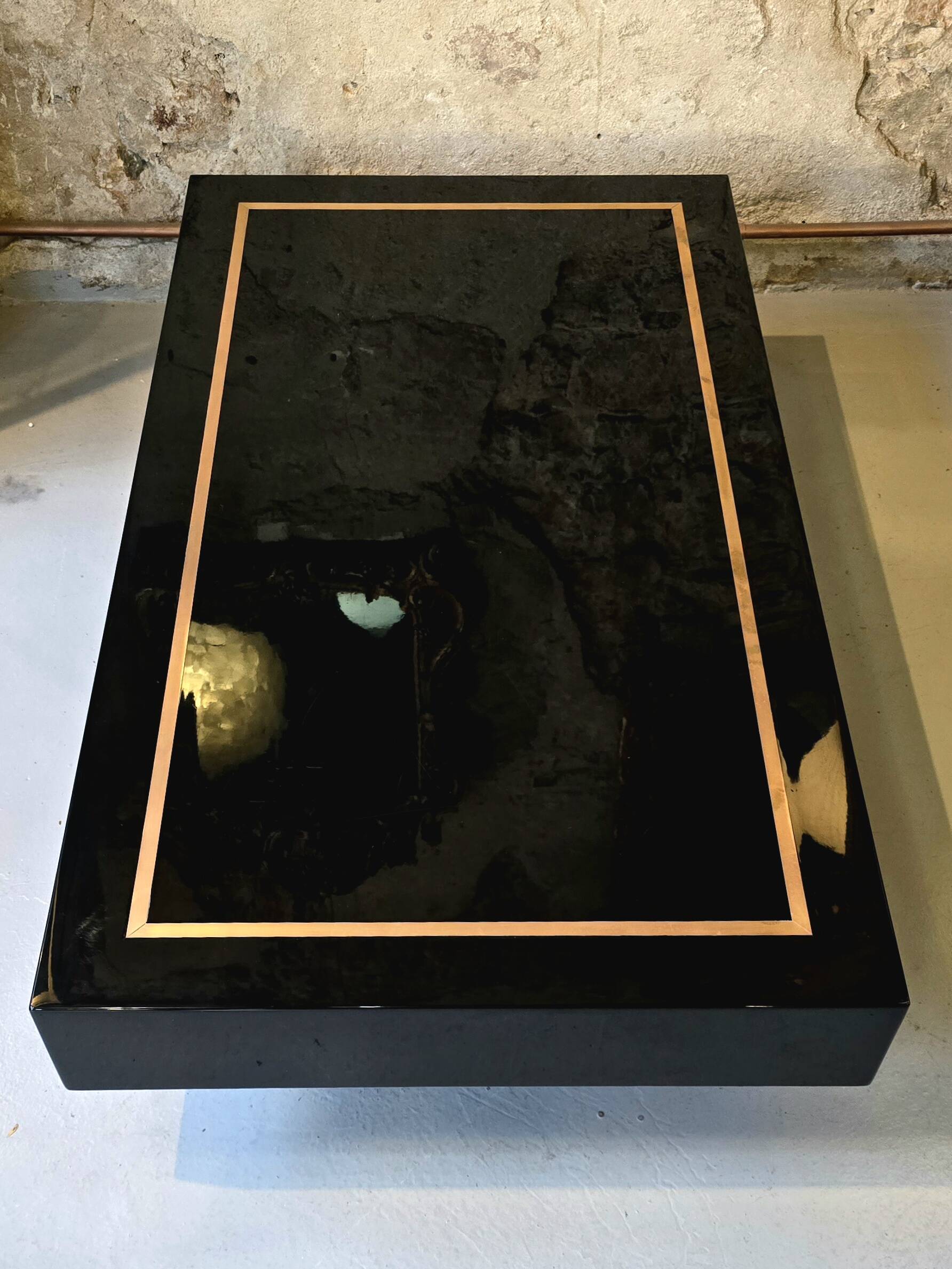 Jean-Claude Mahey, attributed to – Black lacquer and brass coffee table, Mais