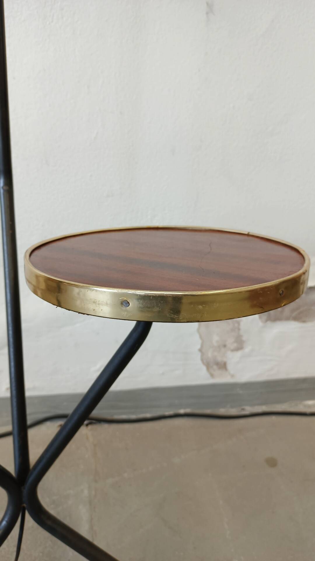 Tripod floor lamp