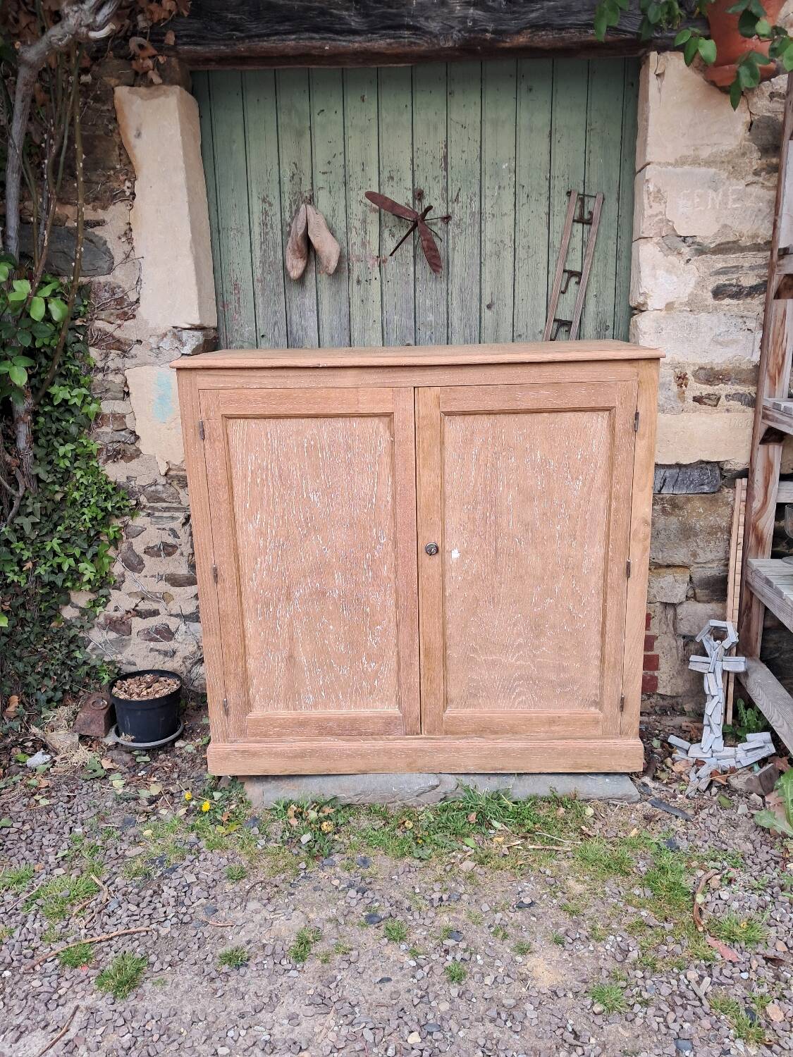 Buffet with lockers