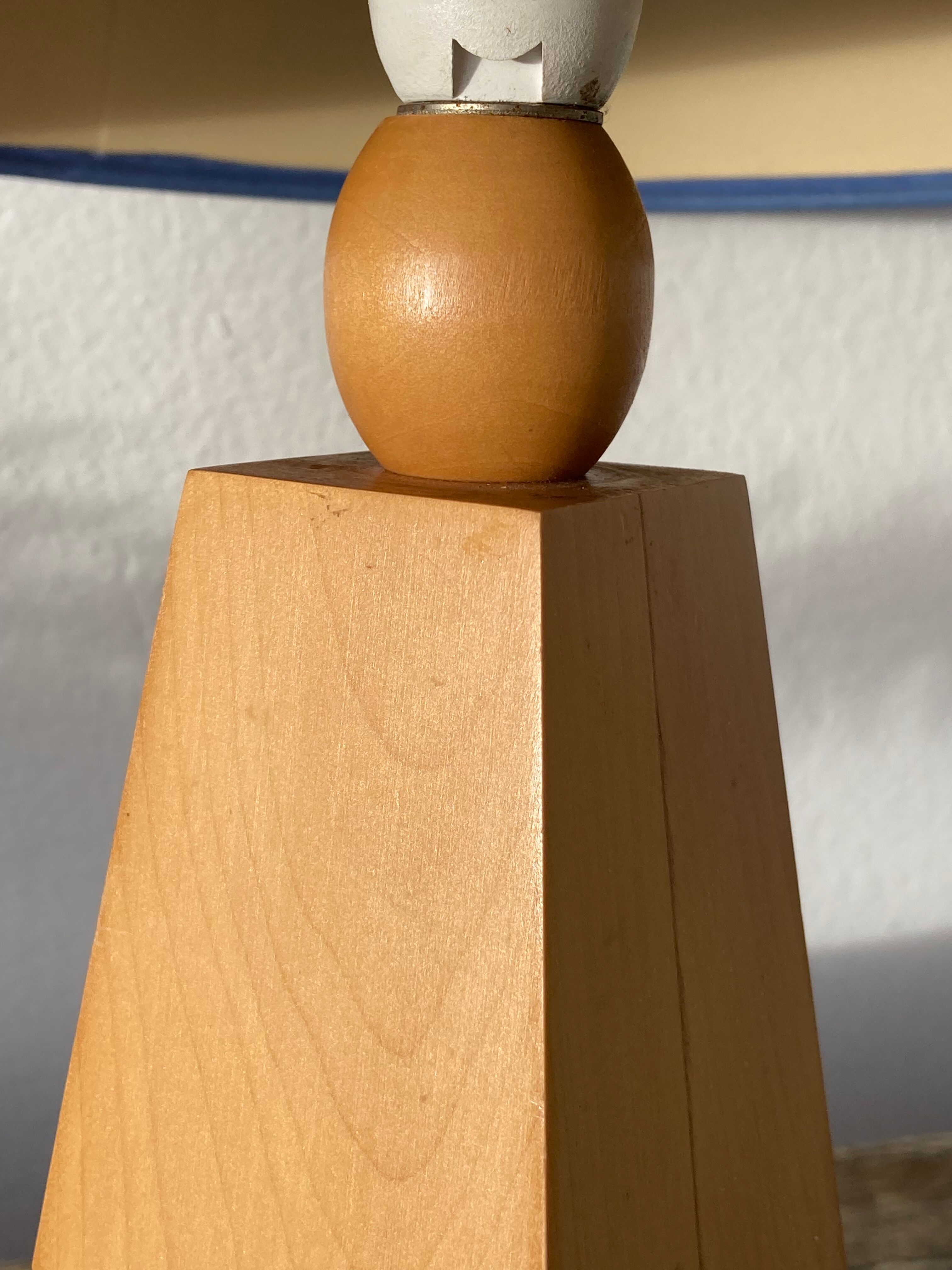 Lampe pyramide 80 en bois et abat jour bleu
