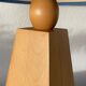 Lampe pyramide 80 en bois et abat jour bleu