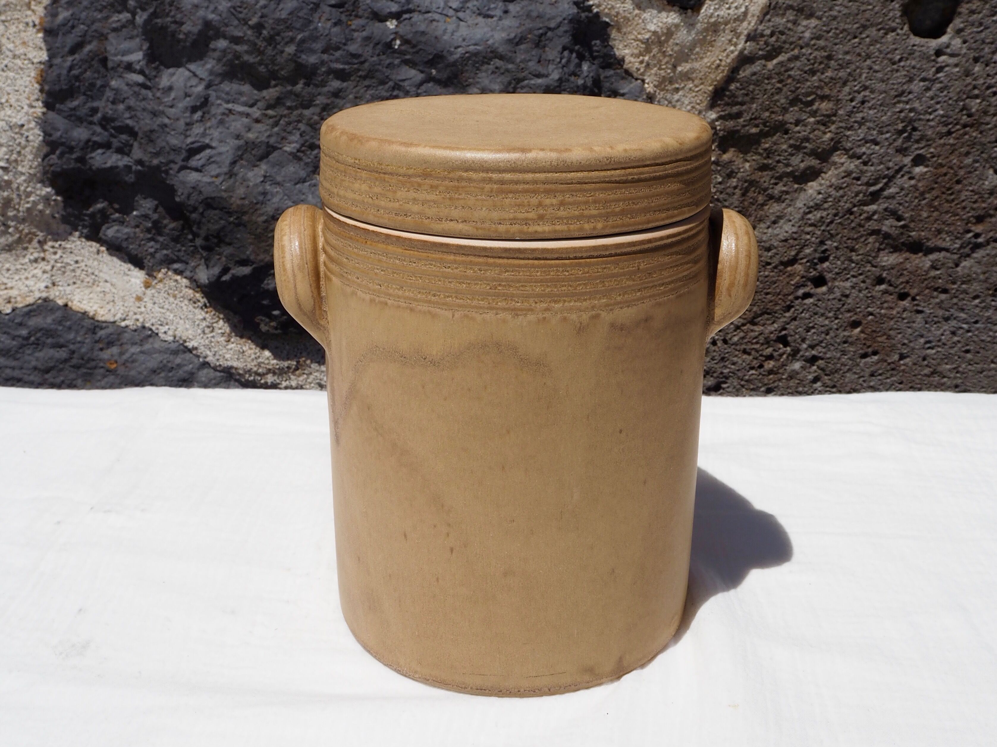Confit pot in beige sandstone
