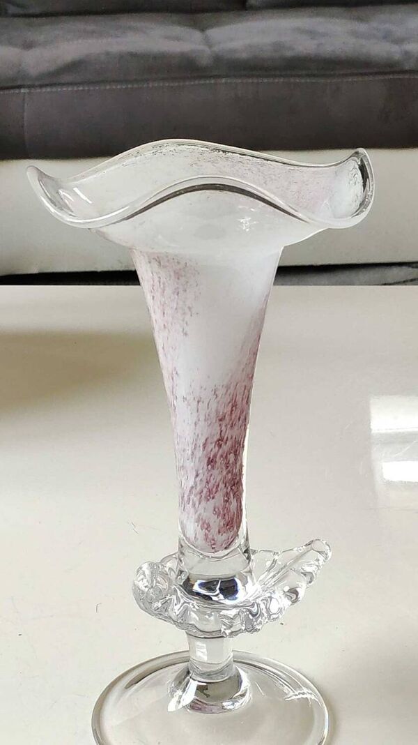Vase Soliflore Peter Kaspar/Au design floral, col collerette. En verre d Art soufflé, moucheté violine. Inclusion coquillage. Dim 26,5 x 13 cm