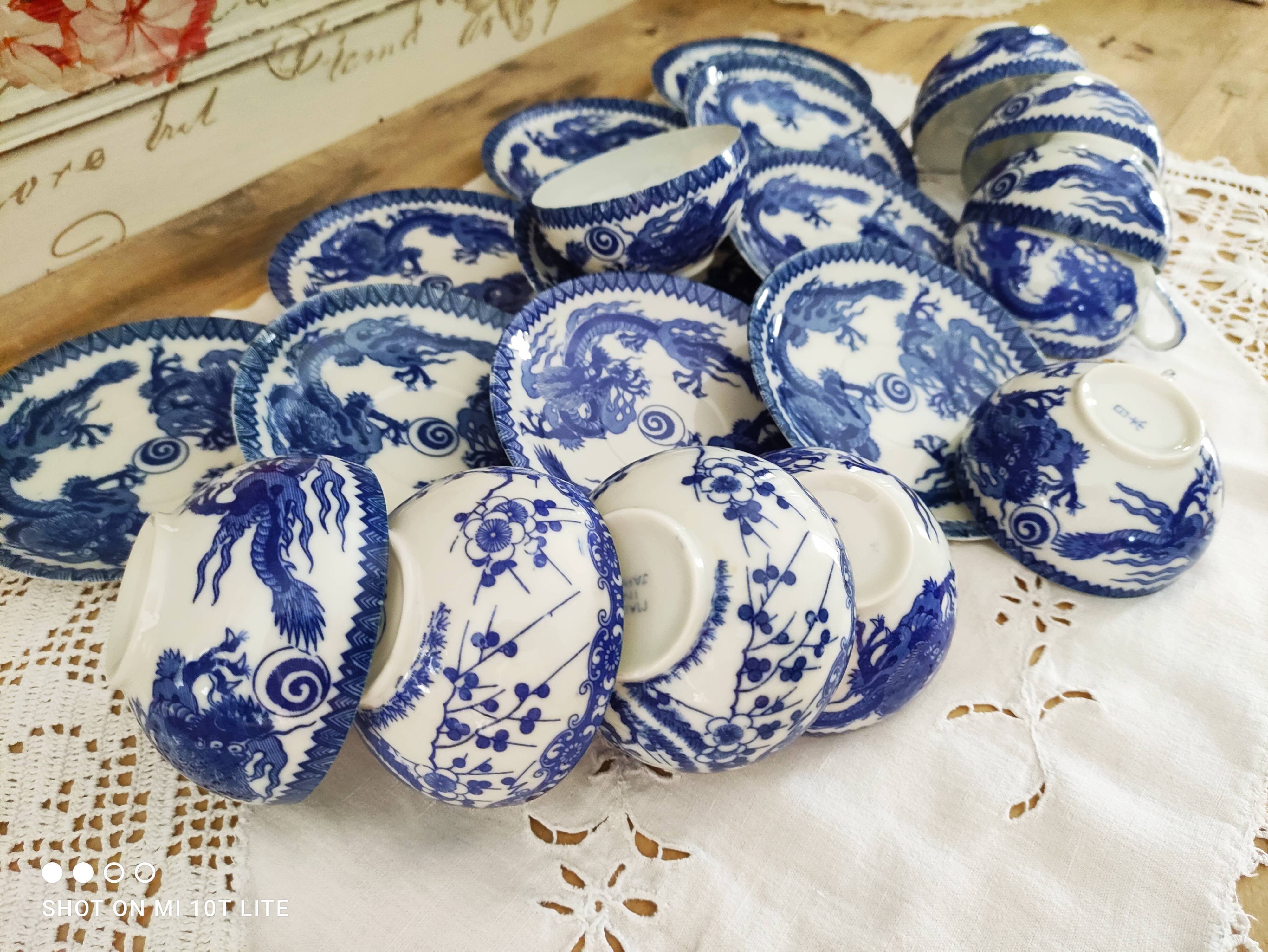 Lot de 10 tasses à thé et sous-tasses en porcelaine japonaise décor dragon bleu et blanc