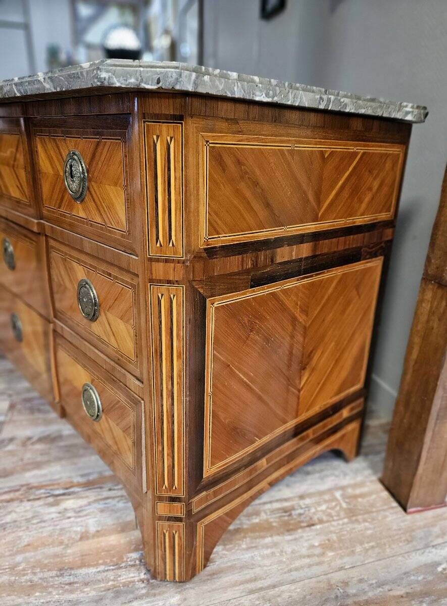 Commode époque Louis XVI en marqueterie de bois précieux