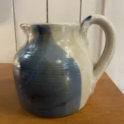 Pichet en grès beige et bleu
