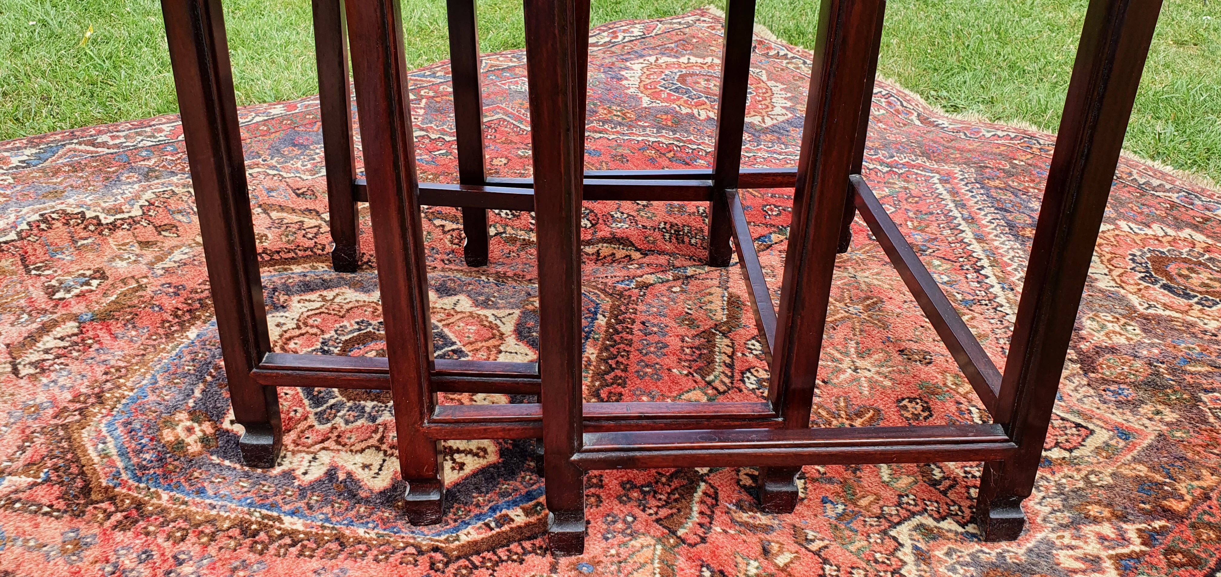 Table Chinese trundle made of rosewood.