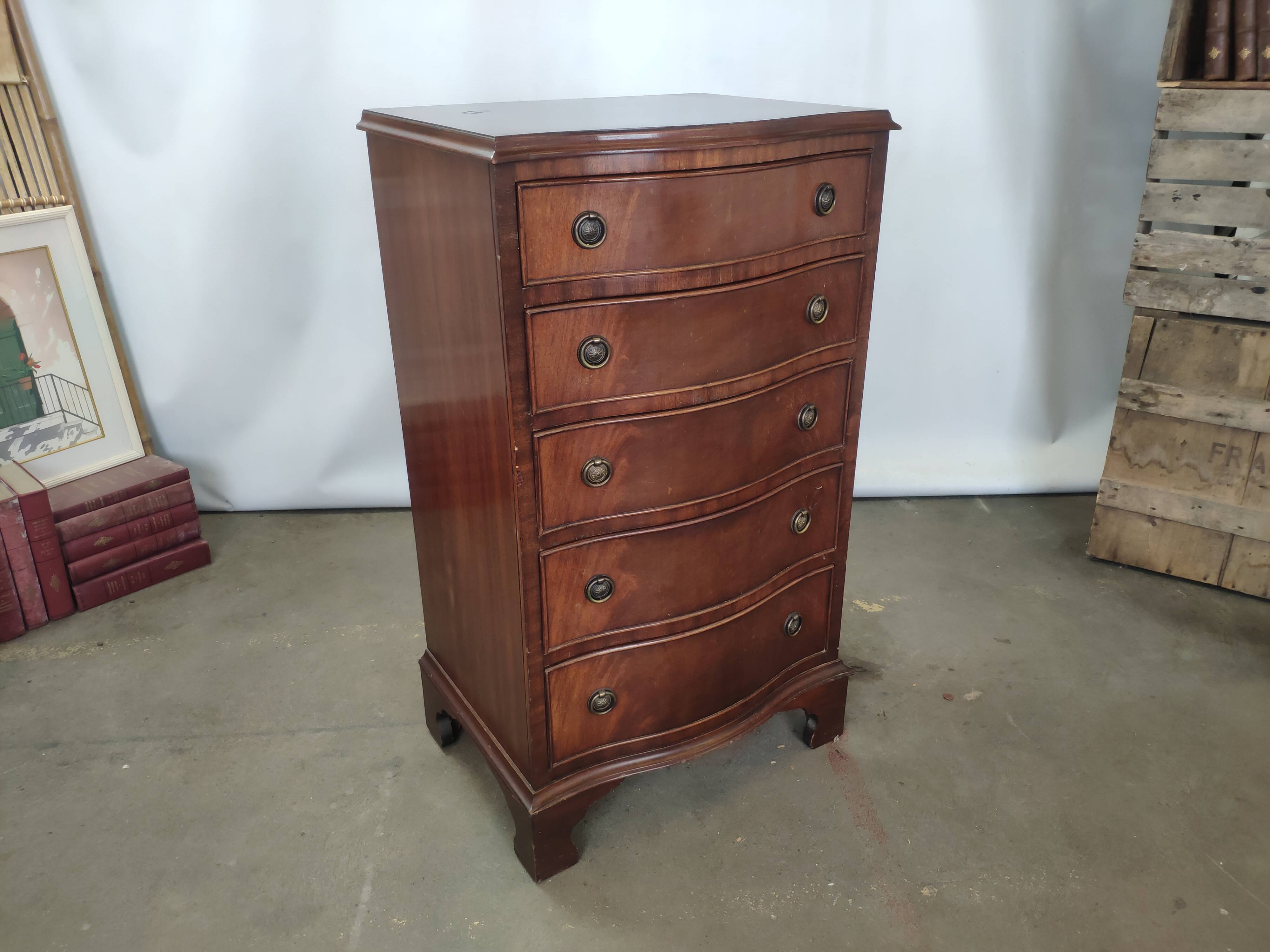 Commode galbée acajou 5 tiroirs poignée anneaux