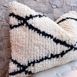 Housse de coussin en laine boho chez un coussin berbère Beni Ourain. Les housses de coussin boho