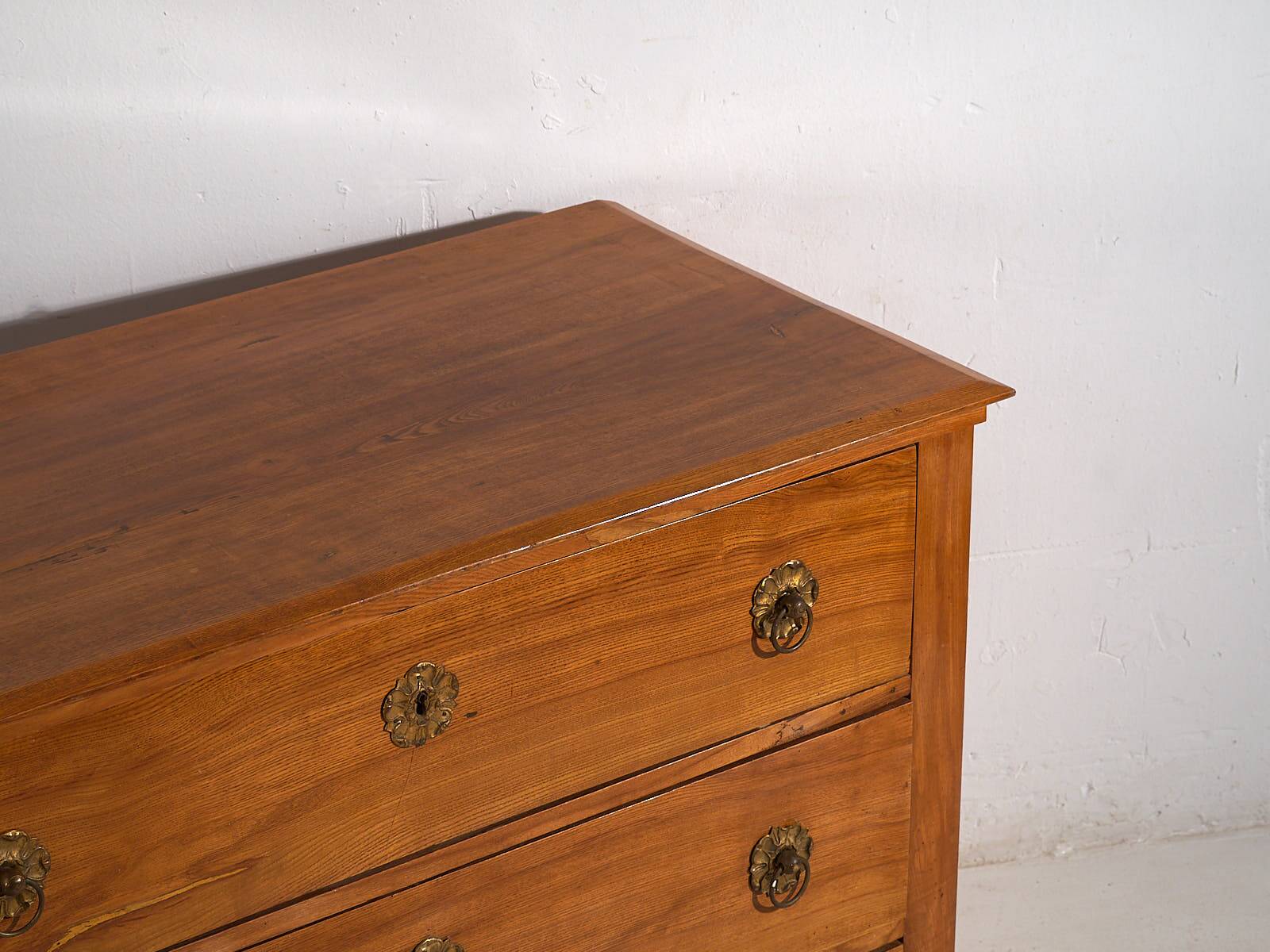 Ancienne commode Biedermeier avec ferrures en forme de fleurs (vers 1850)