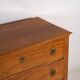 Ancienne commode Biedermeier avec ferrures en forme de fleurs (vers 1850)