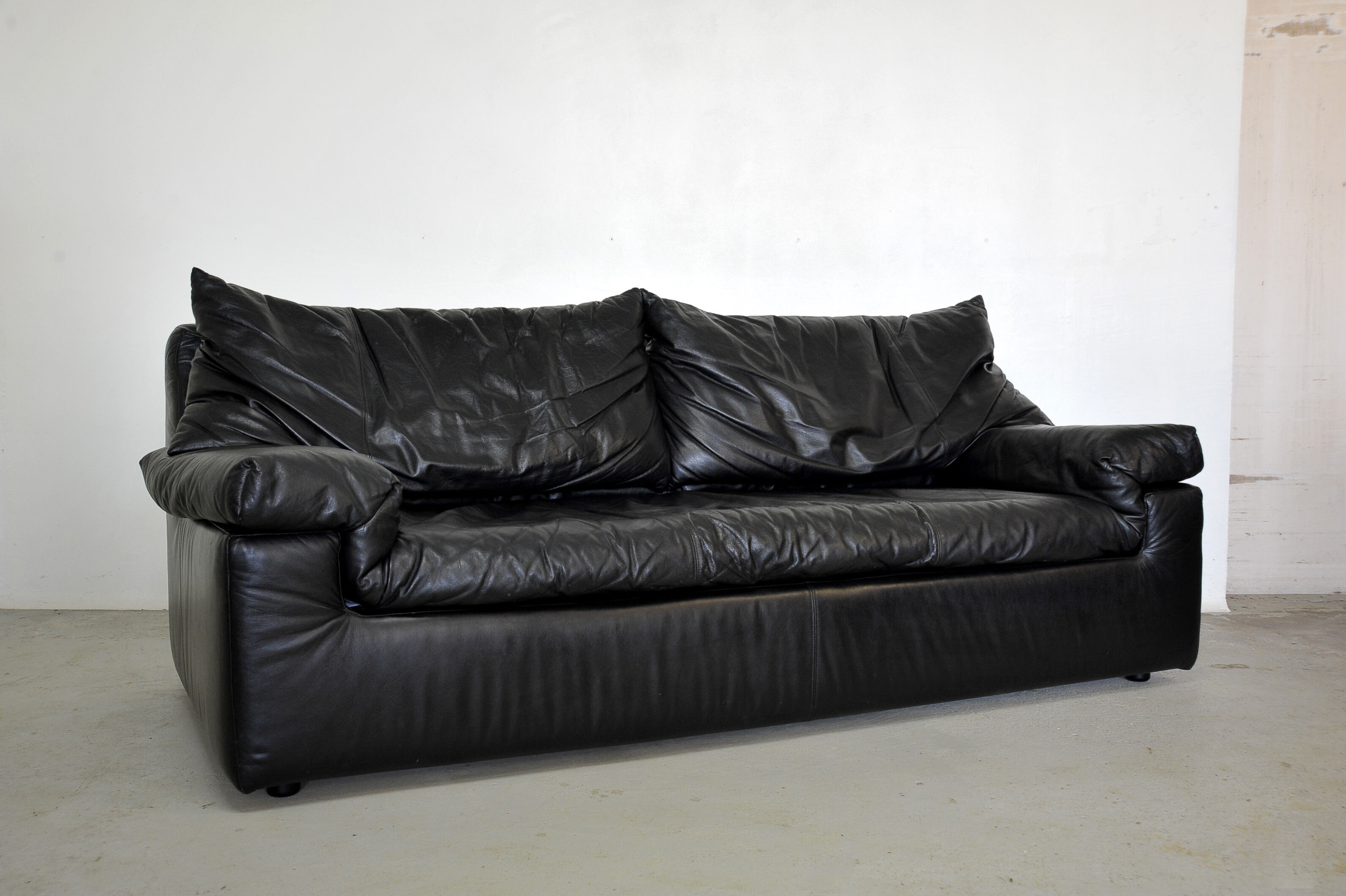 Black leather sofa, Cinna 80