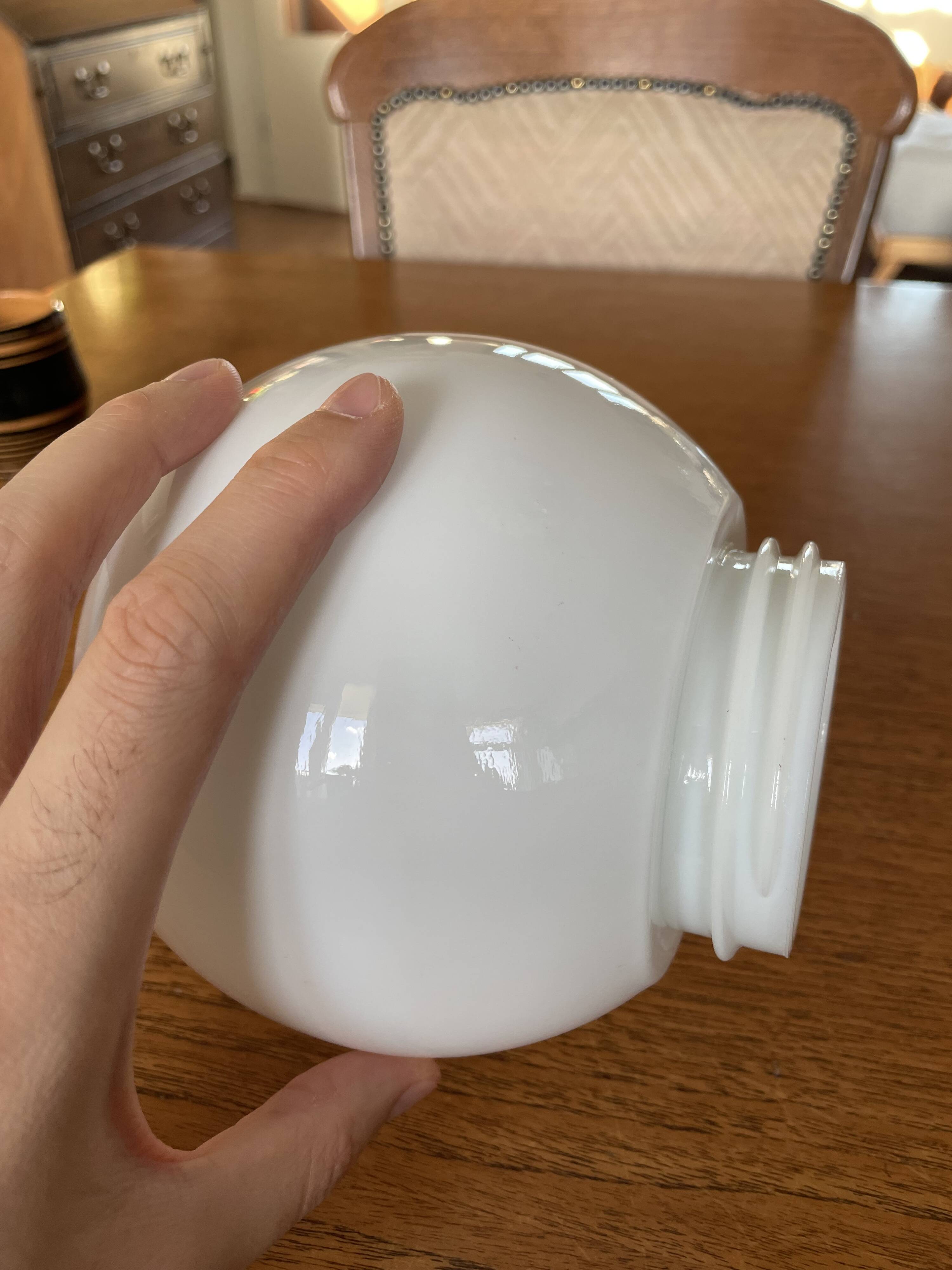 Plafonnier sphérique en verre opalin, abat-jour en verre opale de 7,5 cm de diamètre.