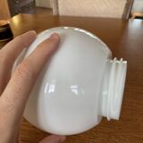 Plafonnier sphérique en verre opalin, abat-jour en verre opale de 7,5 cm de diamètre.