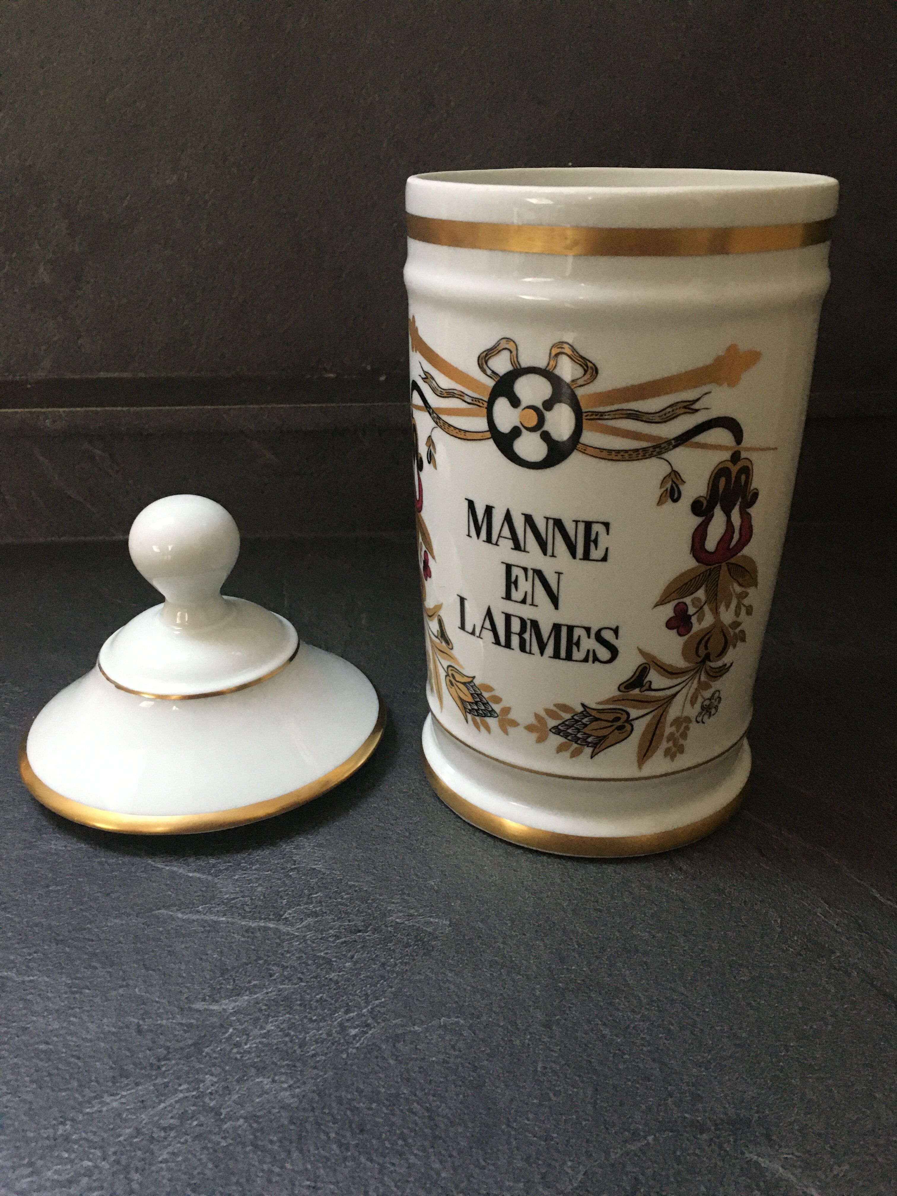 Porcelain pharmacy pot