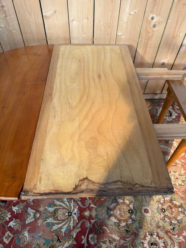 Table à manger de style Louis XVI en merisier avec rallonge
