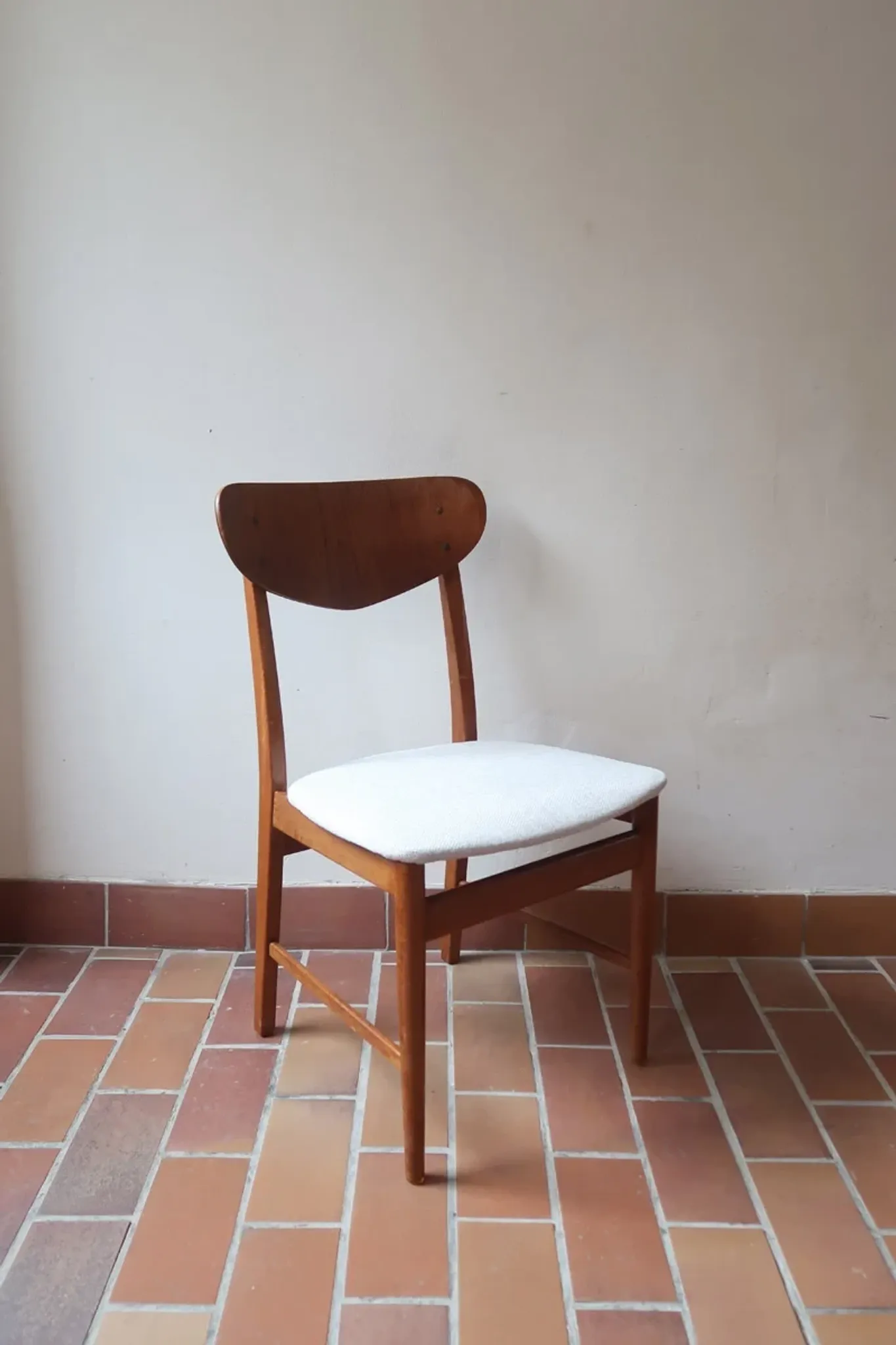 Set of 5 Scandinavian teak chairs from the 1960s, with curved backrest.