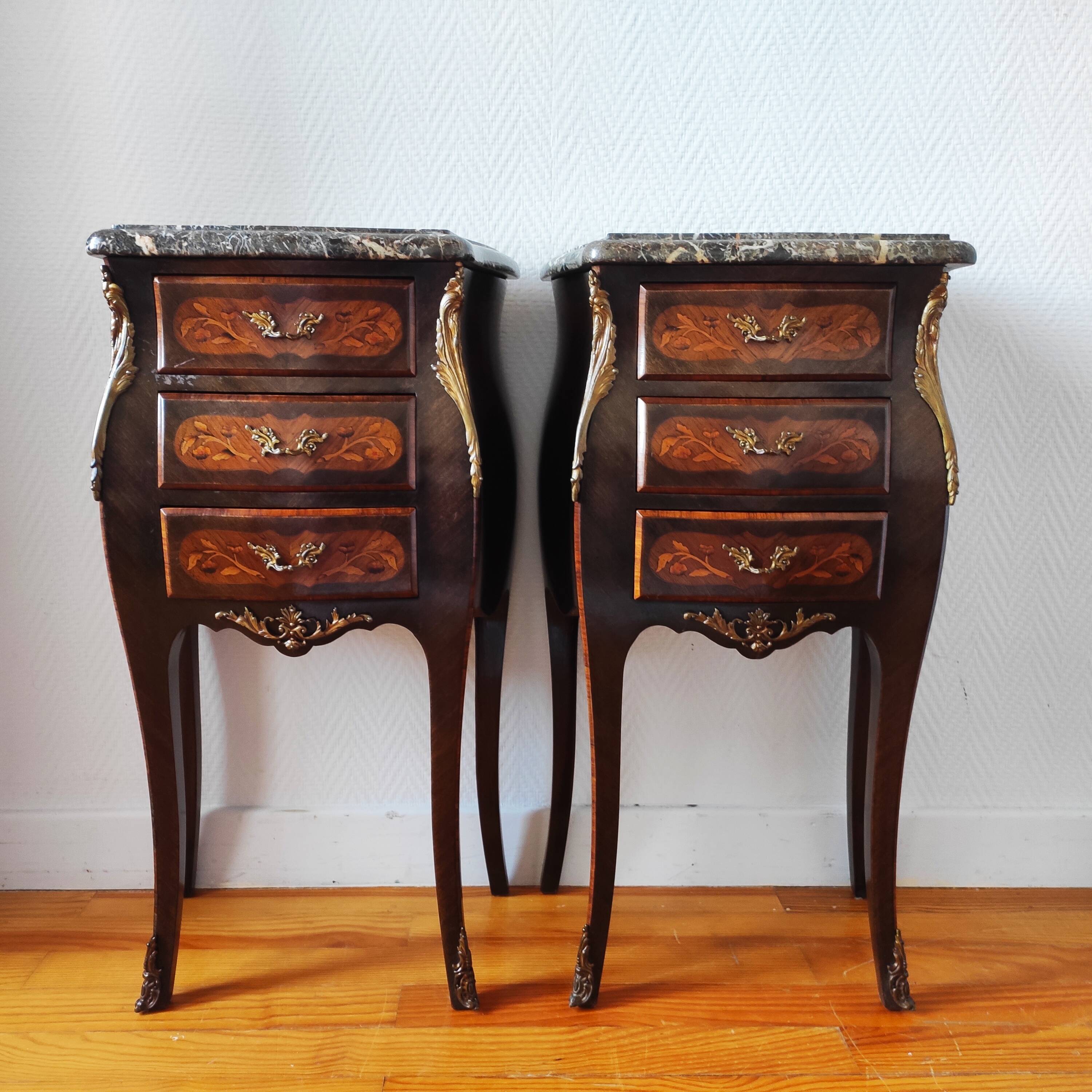Paire de tables de chevet style Louis marbre noir