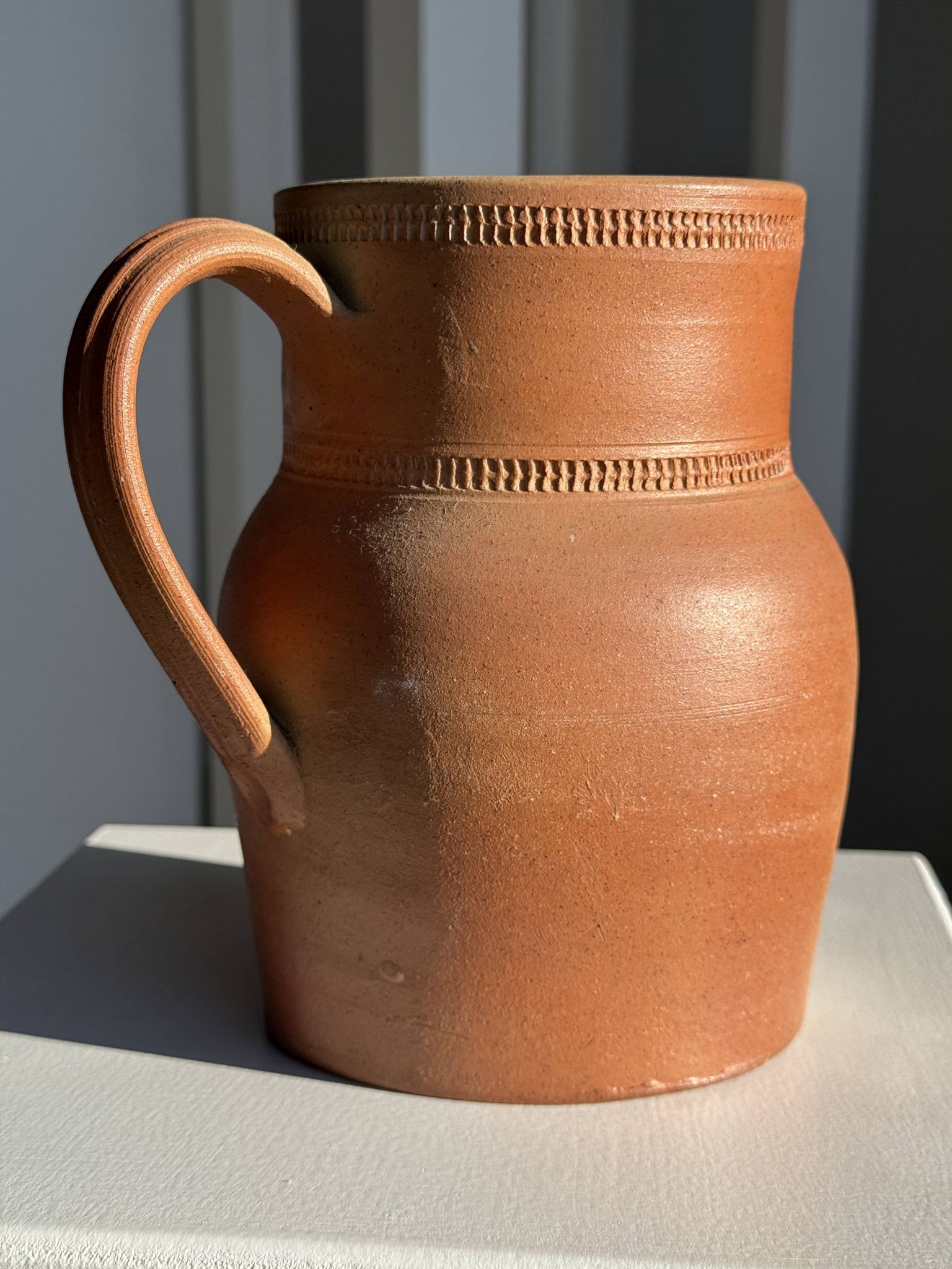Grande carafe en grès orange Grès Bonneval Made in France au dessous H18
