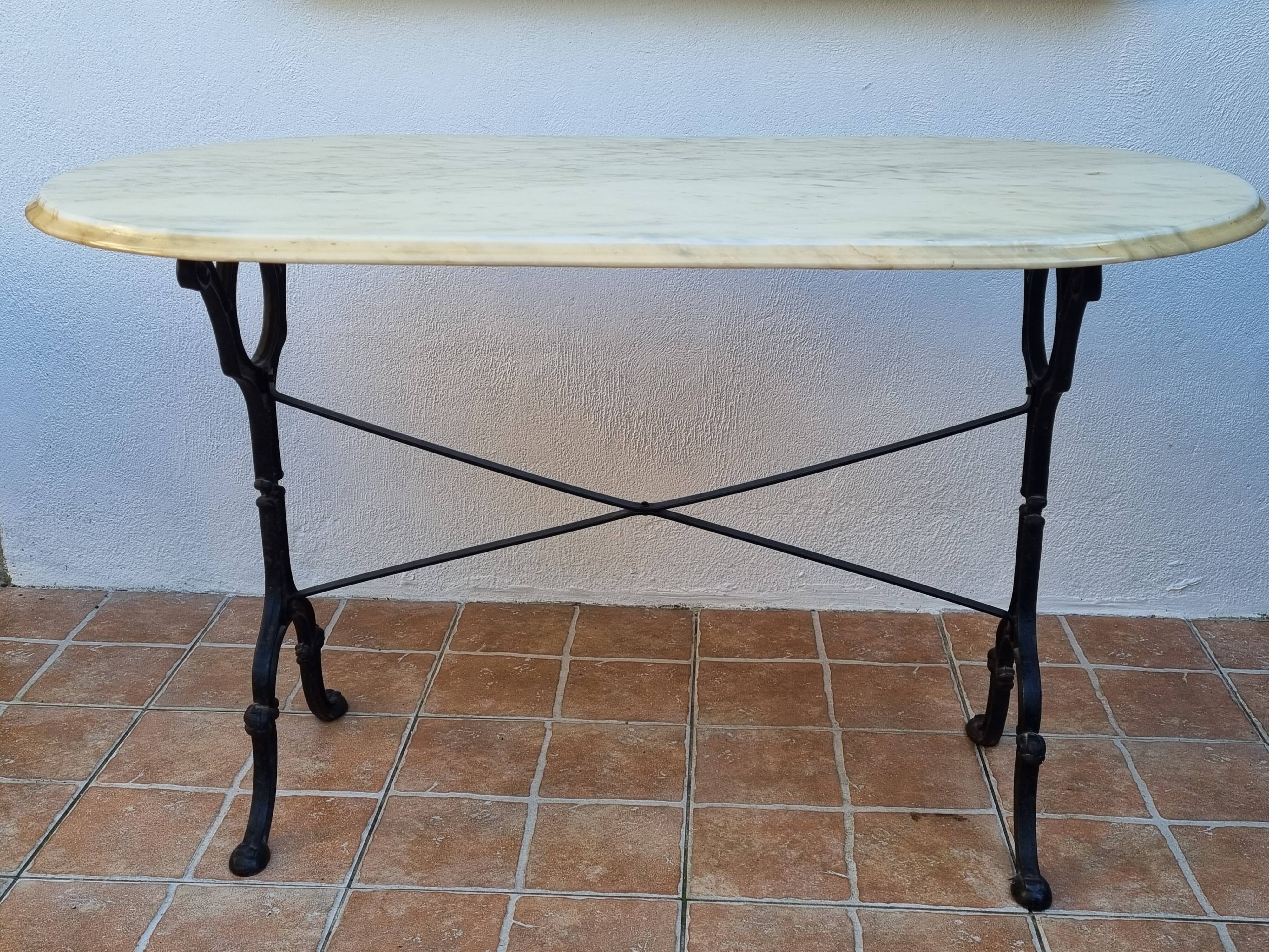 Table en marbre avec piétement en fonte de fer Lafa Aurillac France, 120 cm