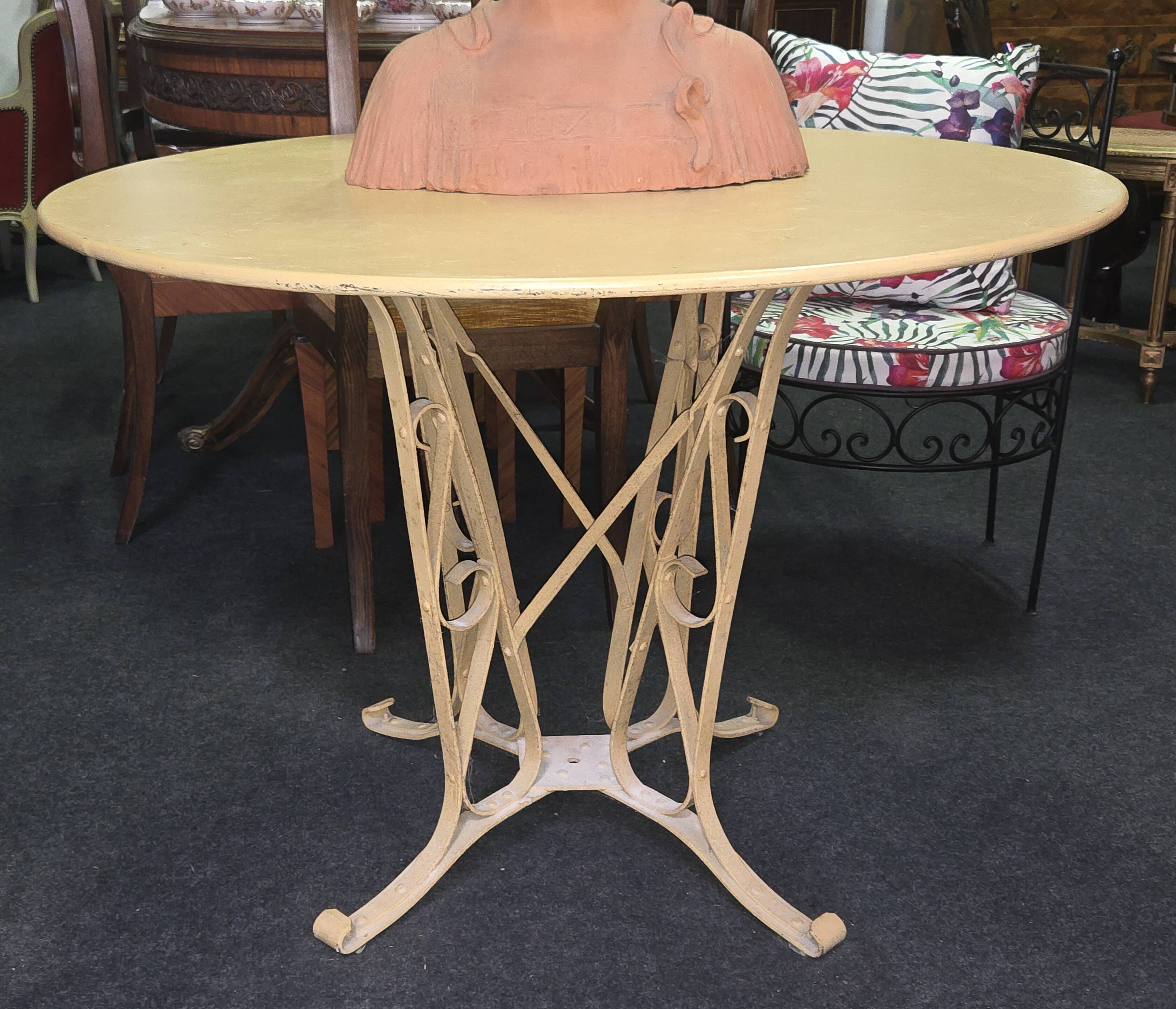 Round garden table in wrought iron – Art Nouveau style work circa 1900