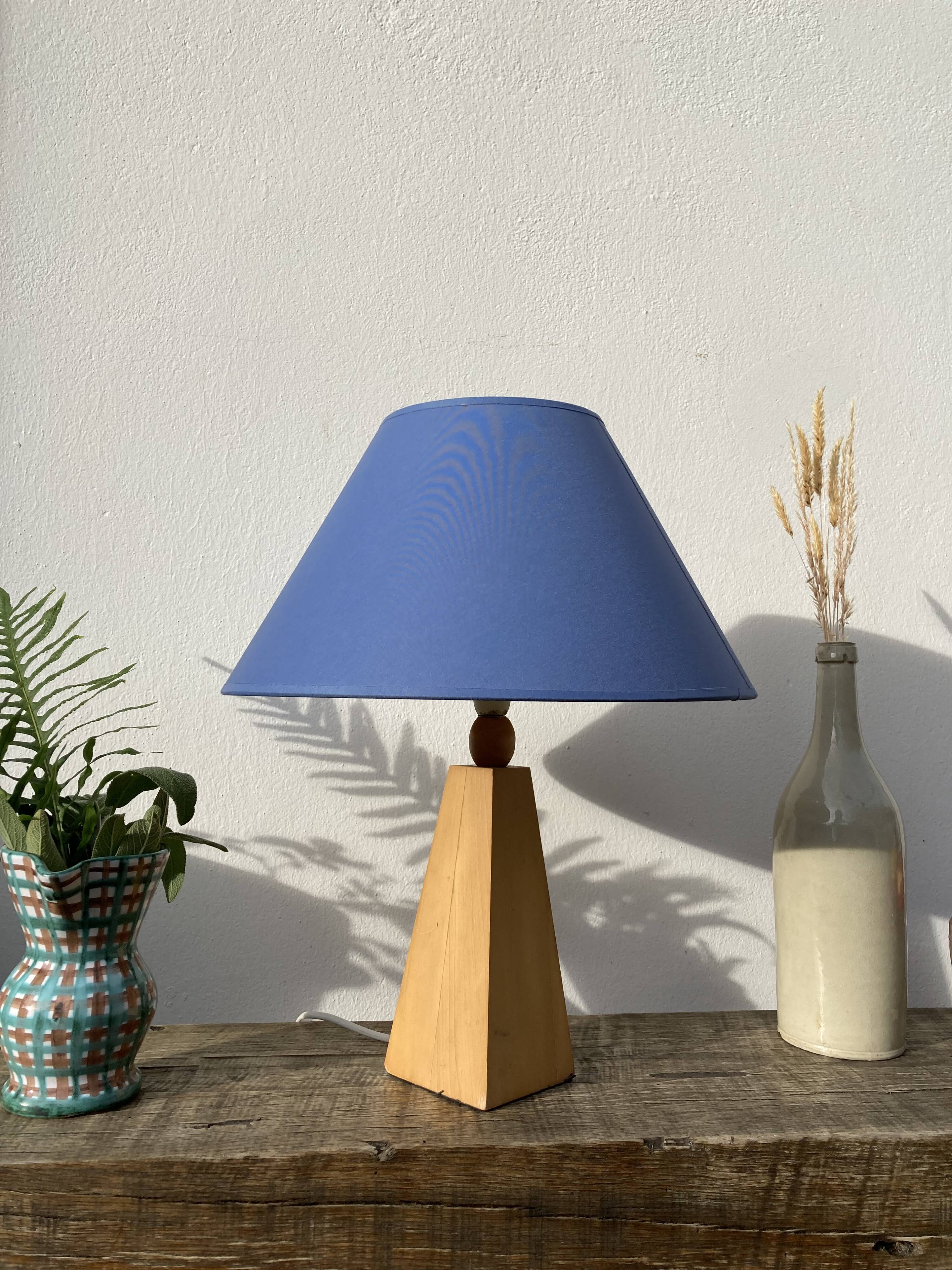 Lampe pyramide 80 en bois et abat jour bleu