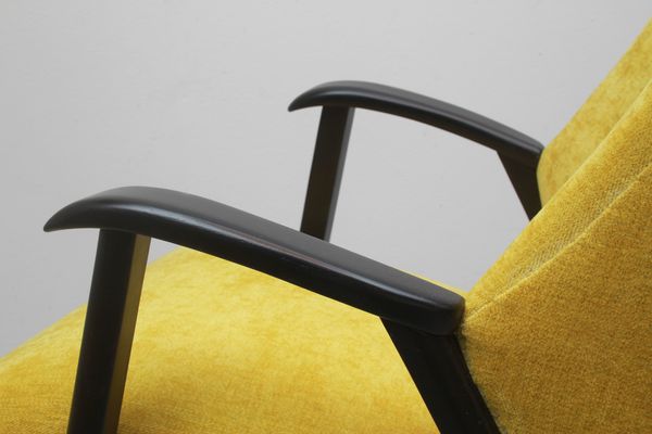 Fauteuil des années 1950 en velours jaune, entièrement restauré