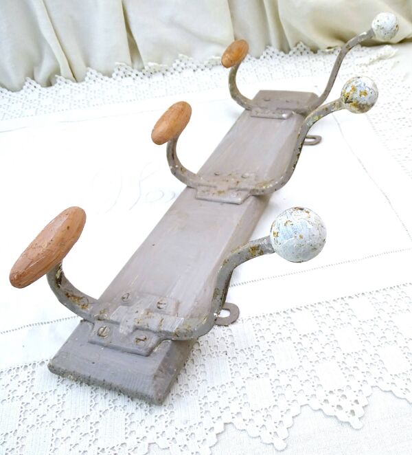 Porte-manteau et porte-chapeaux vintage français en métal, avec 3 crochets sur support en bois, peinture à la craie grise, accessoire de rangement vintage pour vêtements suspendus, France
