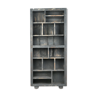 15-square patinated wooden library