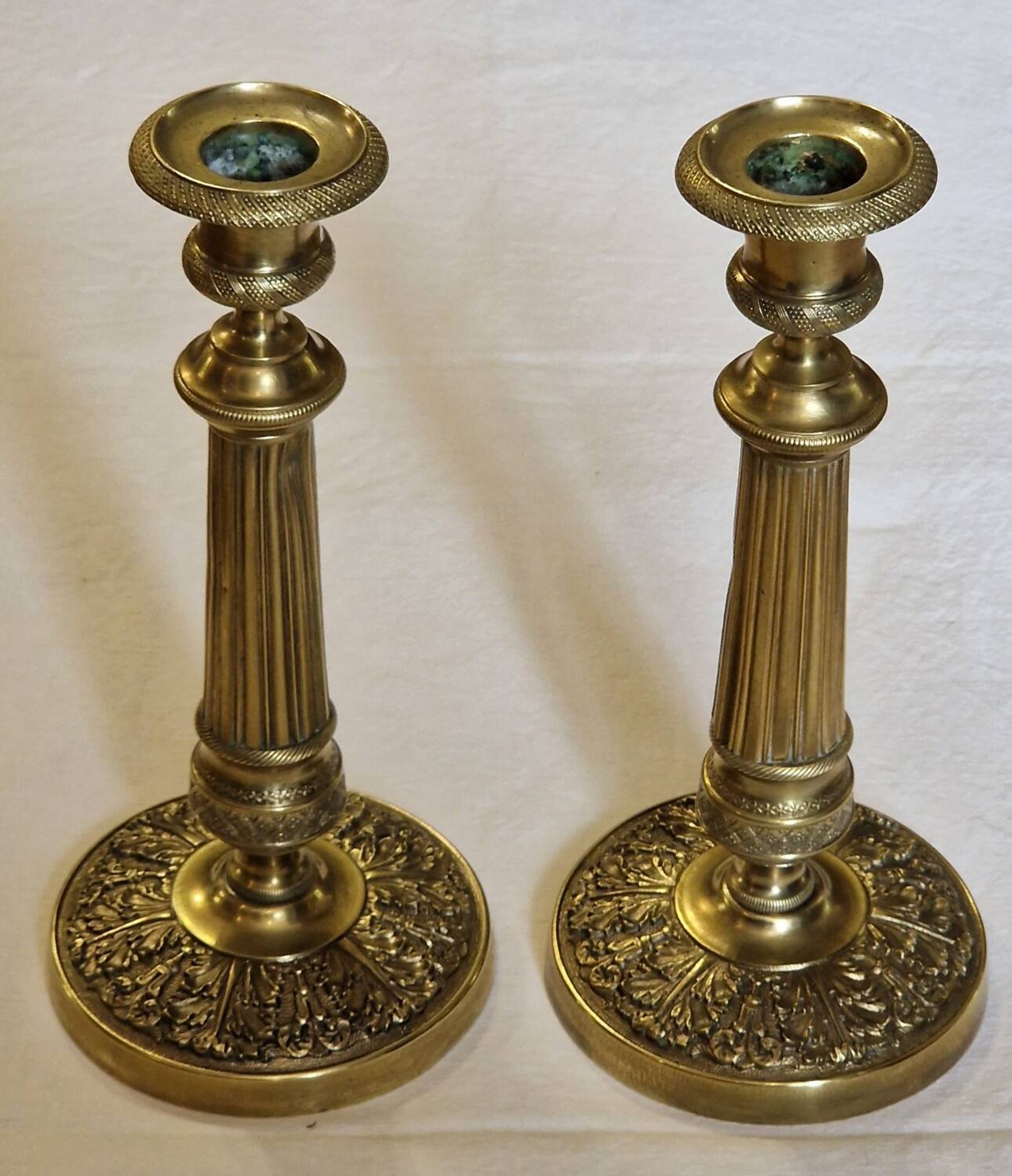 Paire de bougeoirs en laiton