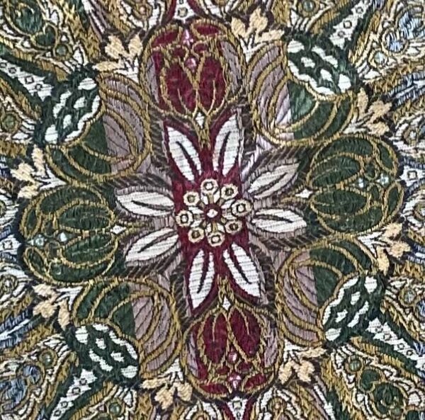 Nappe en soie d’Alger époque début XXe motifs floraux rehaussés de fils dorés, fait main