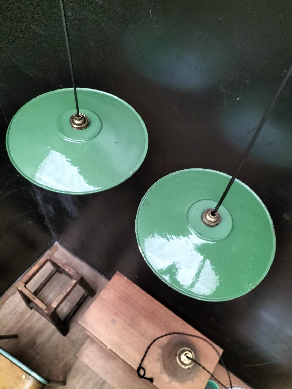 2 enamelled sheet metal suspensions