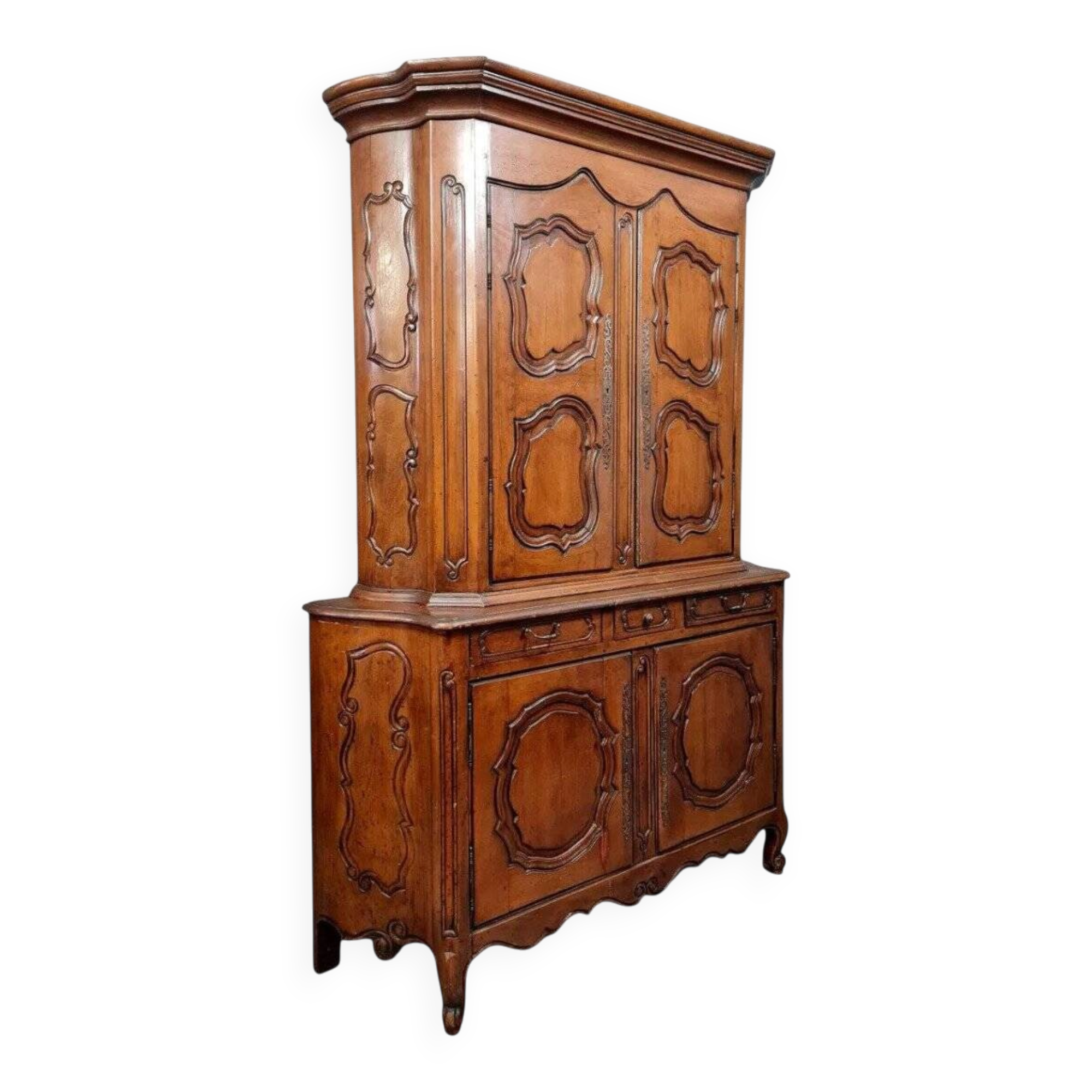 buffet deux corps galbé style Louis XV en noyer