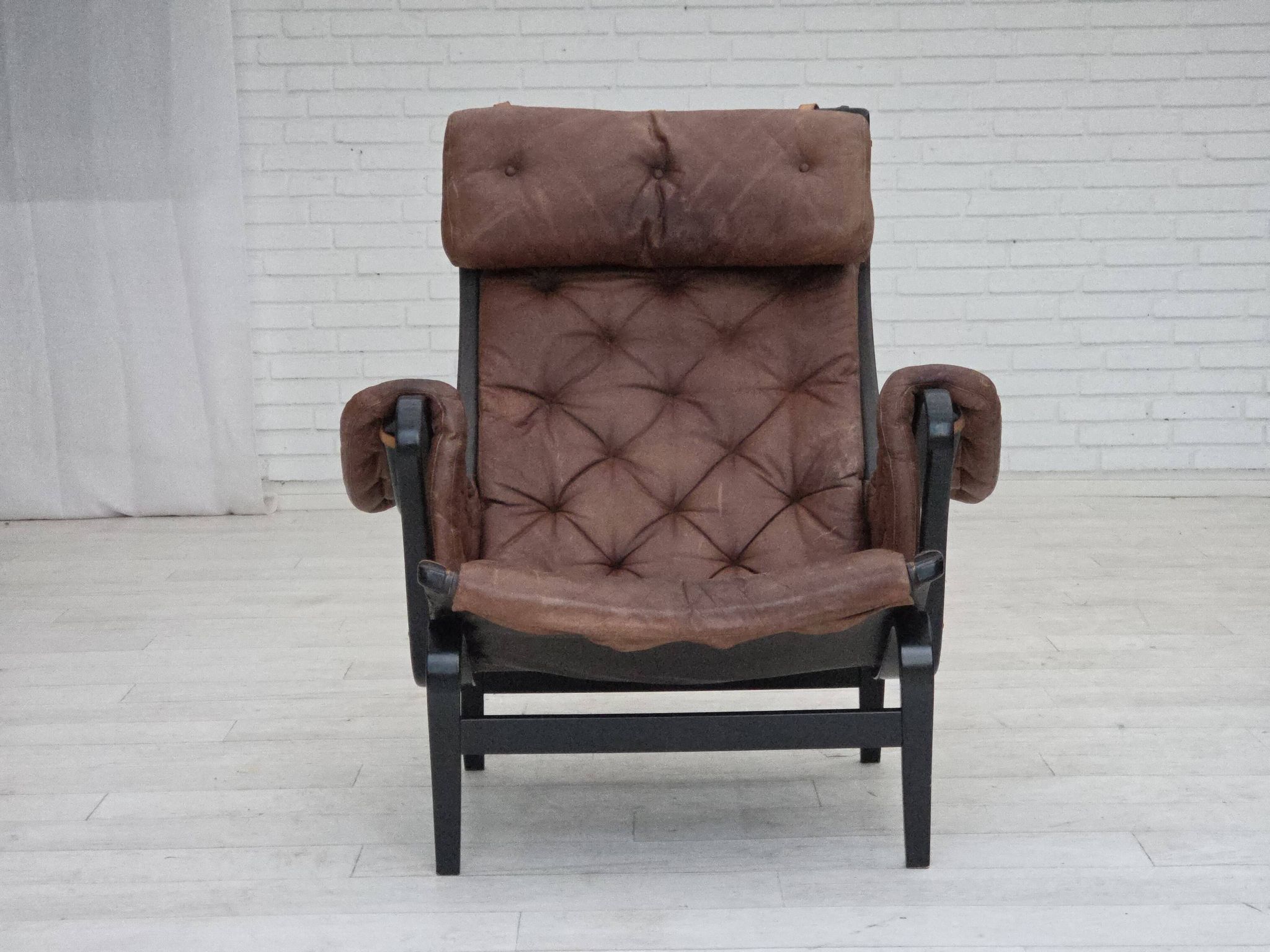 Années 1970, design suédois de Bruno Mathsson, modèle « Pernilla », cuir.