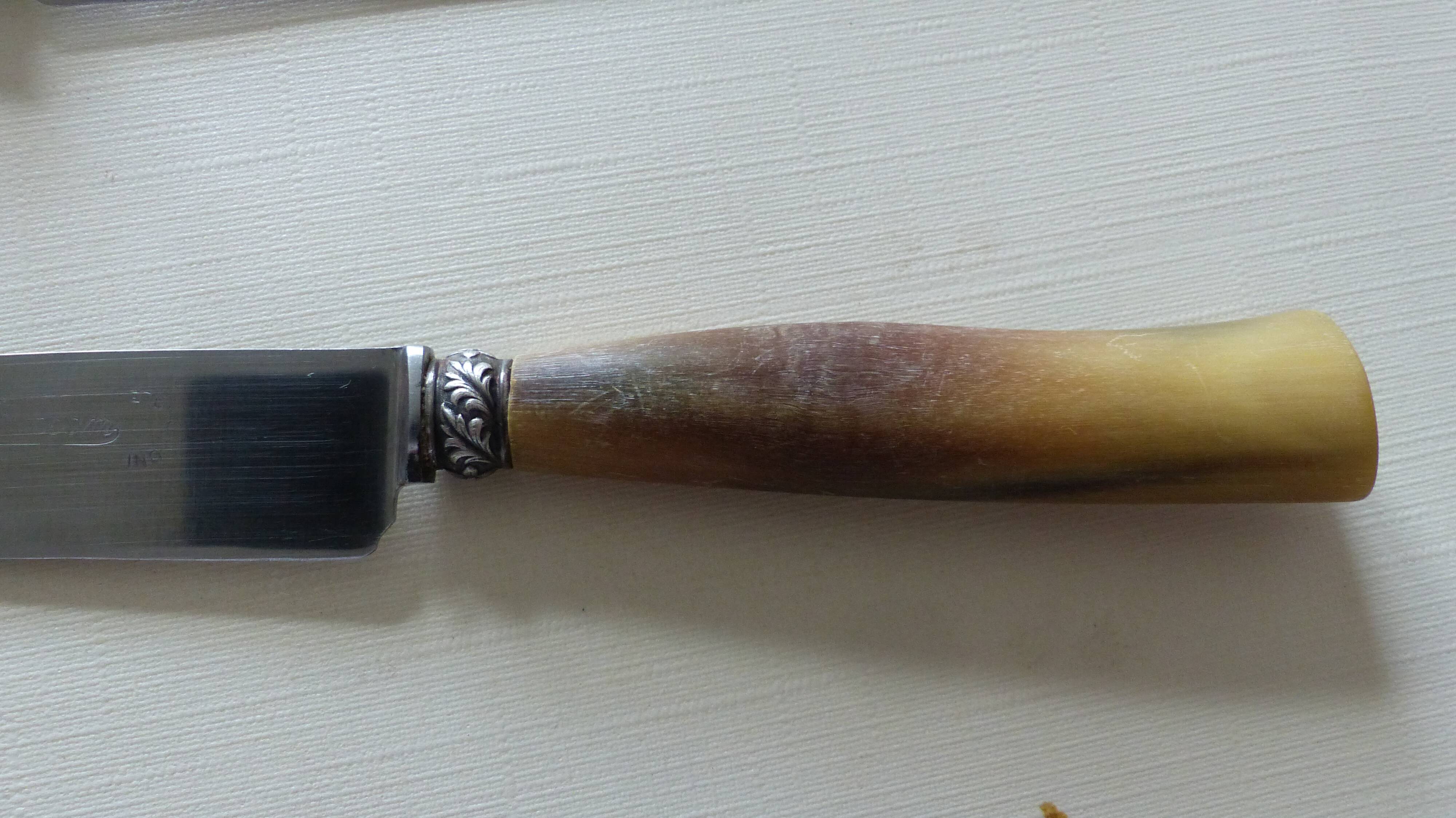 Box of 12 horn knives