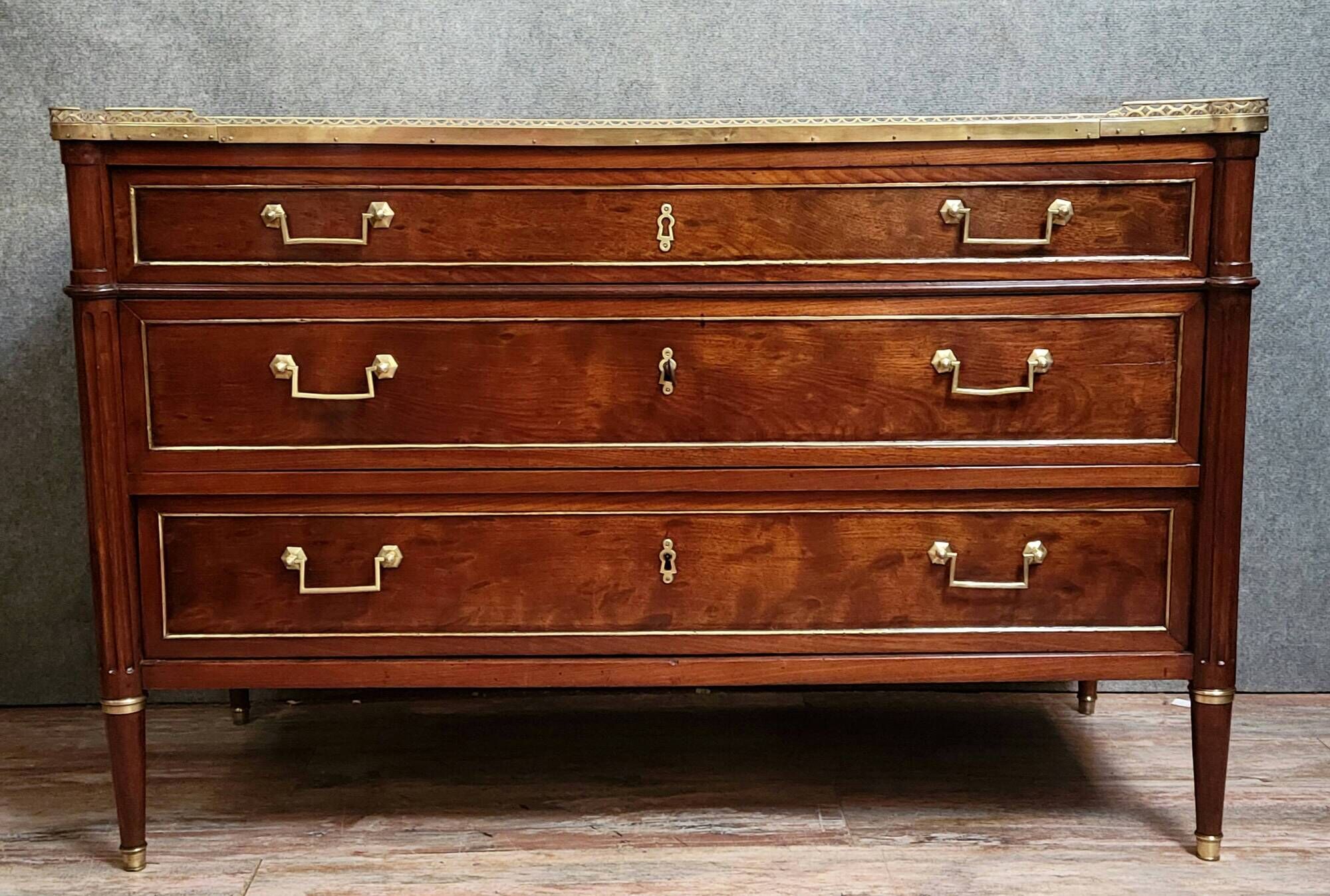 Commode Parisienne époque Louis XVI, réalisée à la fin du XVIIIᵉ siècle