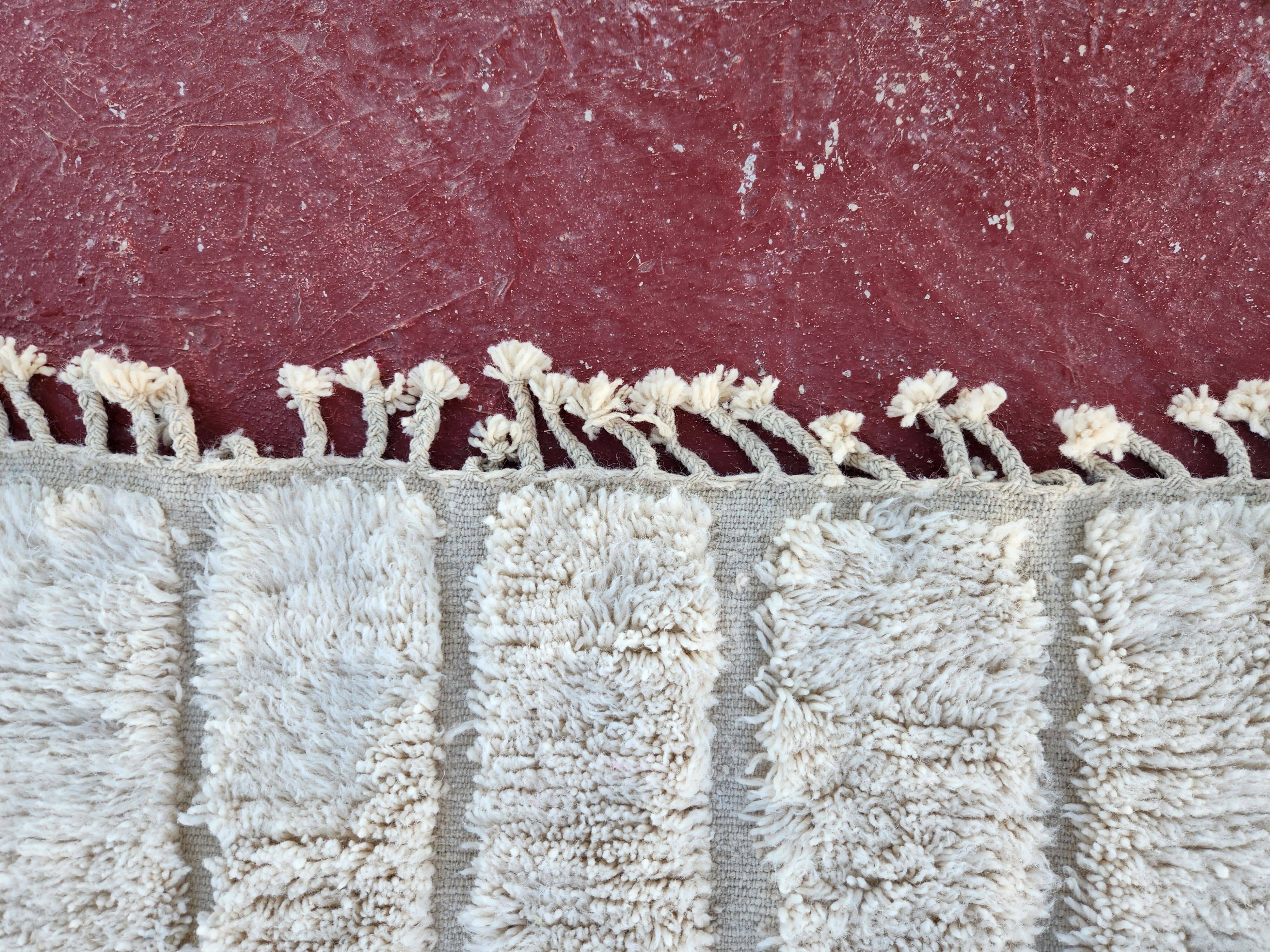 Beni Ouarain rug 240x160 cm – Natural Undyed Wool – Sculpted Relief Pattern