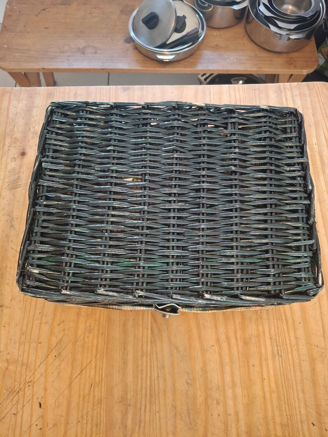 Vintage green wicker picnic basket – tartan interior