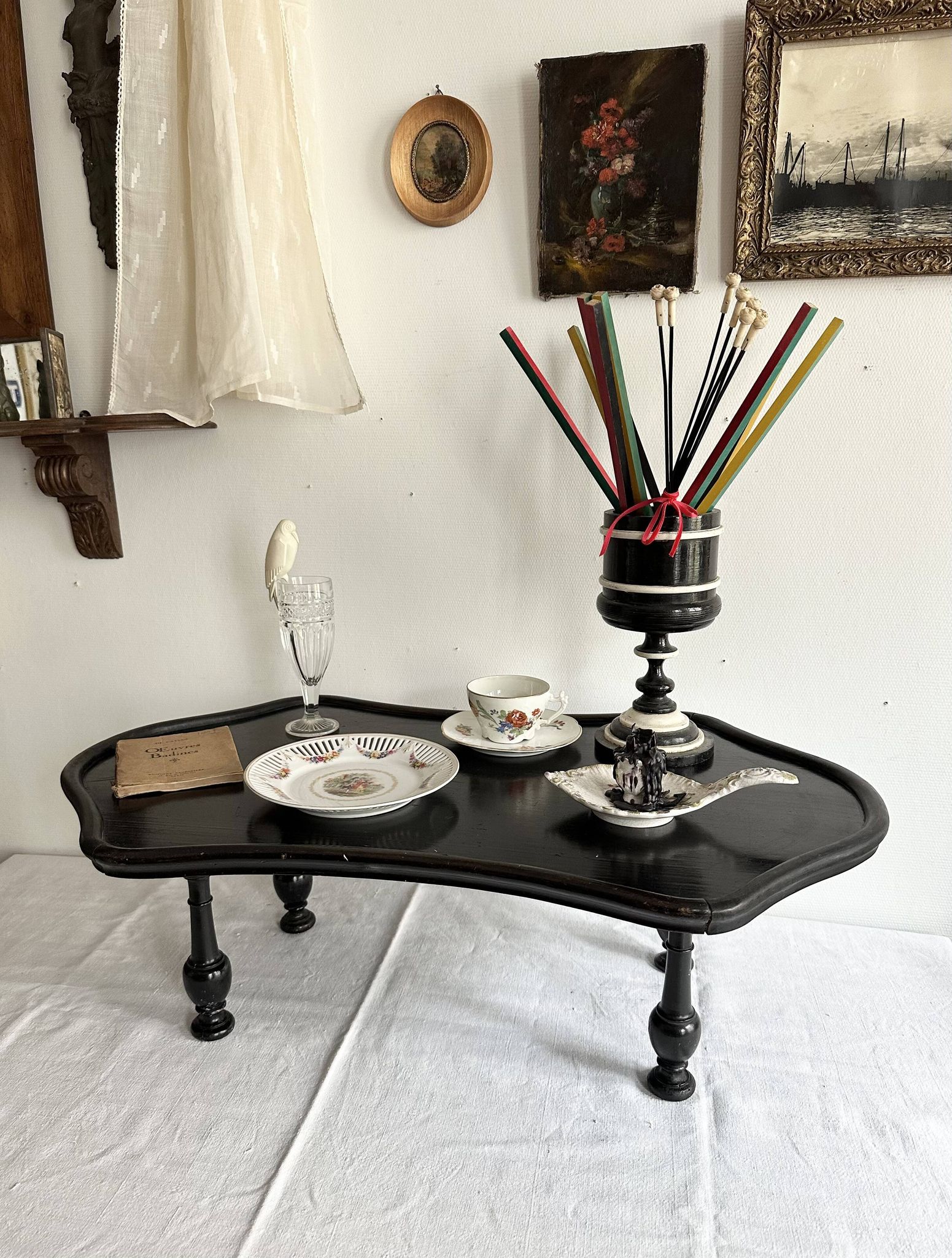 Presentation table of Napoleon III in black lacquered wood, 19th century.