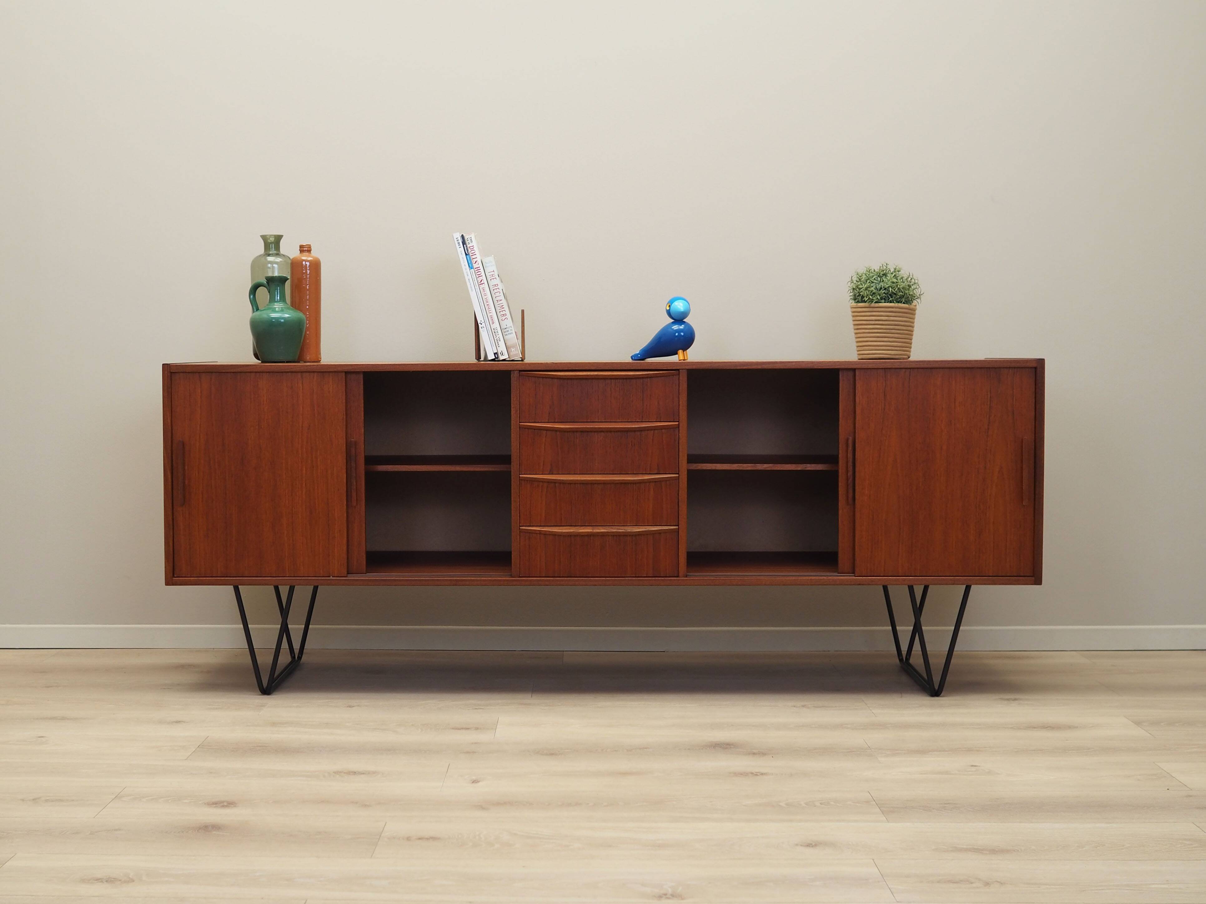 Buffet en teck, design danois, années 1970, production : Danemark