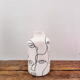 “One line” face vase